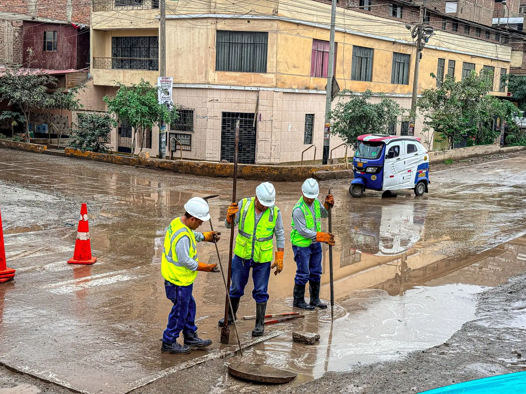 Personal realiza labores de limpieza y retiro del agua acumulada en la avenida 26 de Noviembre, en Villa María del Triunfo, donde un hundimiento de la pista agravó el aniego registrado tras la fuerte llovizna. Foto: ANDINA/ Juan Carlos Guzmán