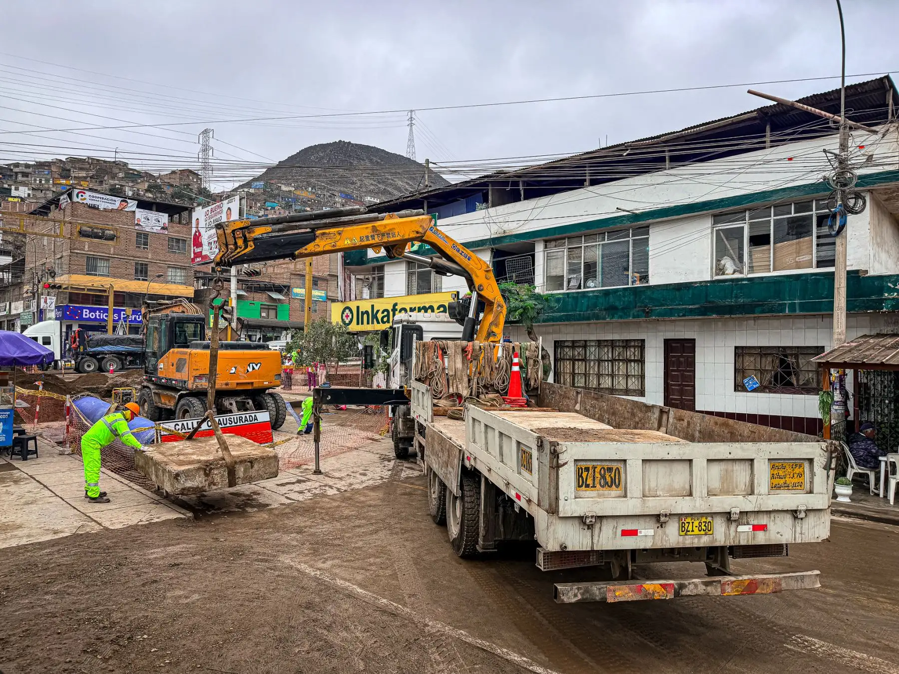 Personal realiza labores de limpieza y retiro del agua acumulada en la avenida 26 de Noviembre, en Villa María del Triunfo, donde un hundimiento de la pista agravó el aniego registrado tras la fuerte llovizna. Foto: ANDINA/ Juan Carlos Guzmán
