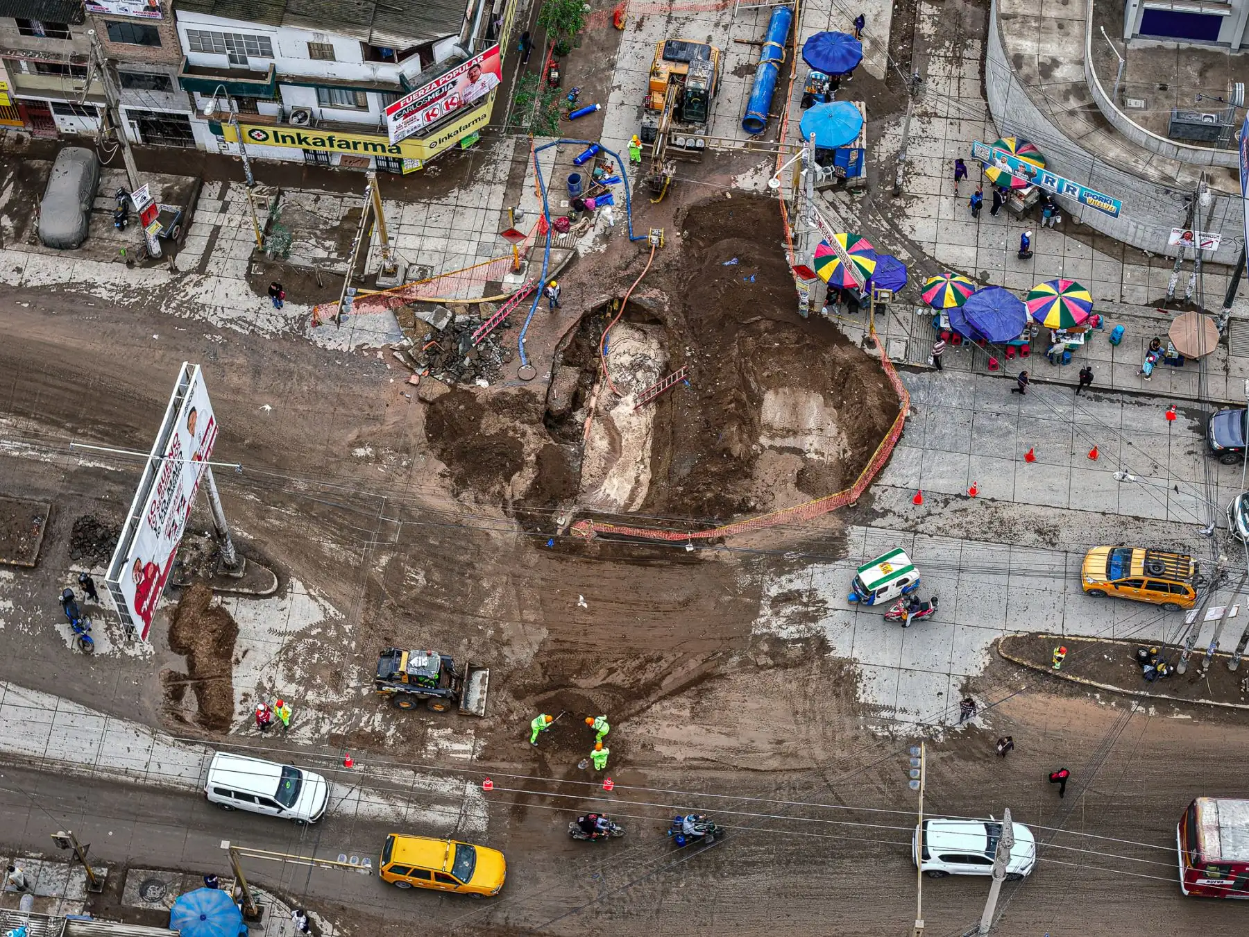 Una zanja abierta por los trabajos de agua potable se observa en la avenida 26 de Noviembre, en Villa María del Triunfo, donde también se produjo un hundimiento de la pista y un grave aniego. Foto: ANDINA/ Juan Carlos Guzmán