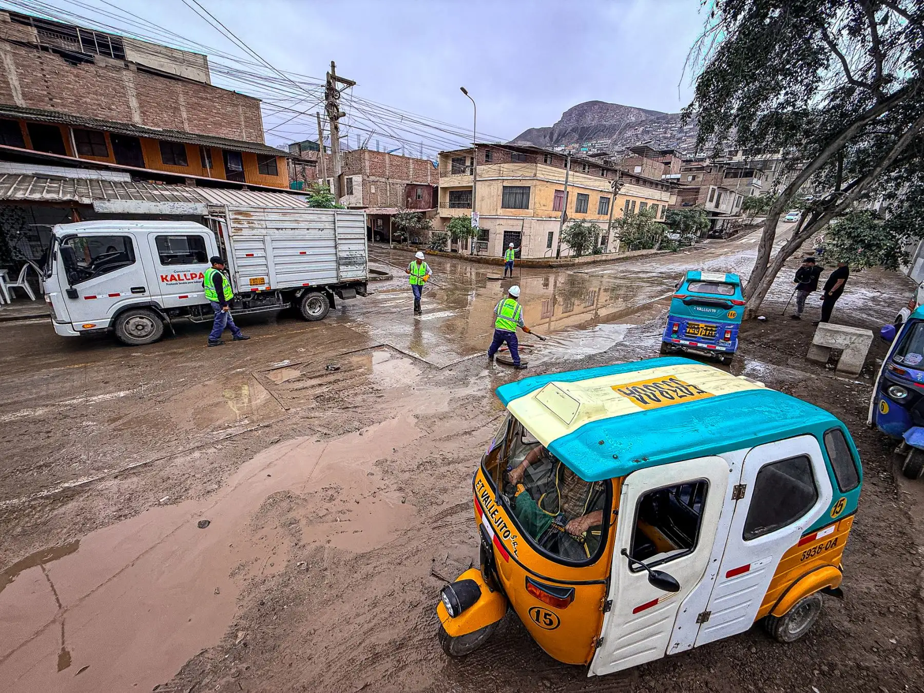 Trabajadores realizan labores de limpieza y retiro del agua acumulada en la avenida 26 de Noviembre, tras el aniego provocado por la intensa llovizna registrada en Villa María del Triunfo. Foto: ANDINA/ Juan Carlos Guzmán