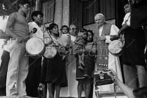 Iquitos - 5 feb 1985. El Papa Juan Pablo II tuvo un encuentro con nativos venidos de diferentes comunidades de la amazonia. Sin la selva nada, con selva todo , señaló el Santo Padre en su último mensaje al concluir en esta ciudad su visita pastoral al Perú. Foto: Archivo Histórico de El Peruano 