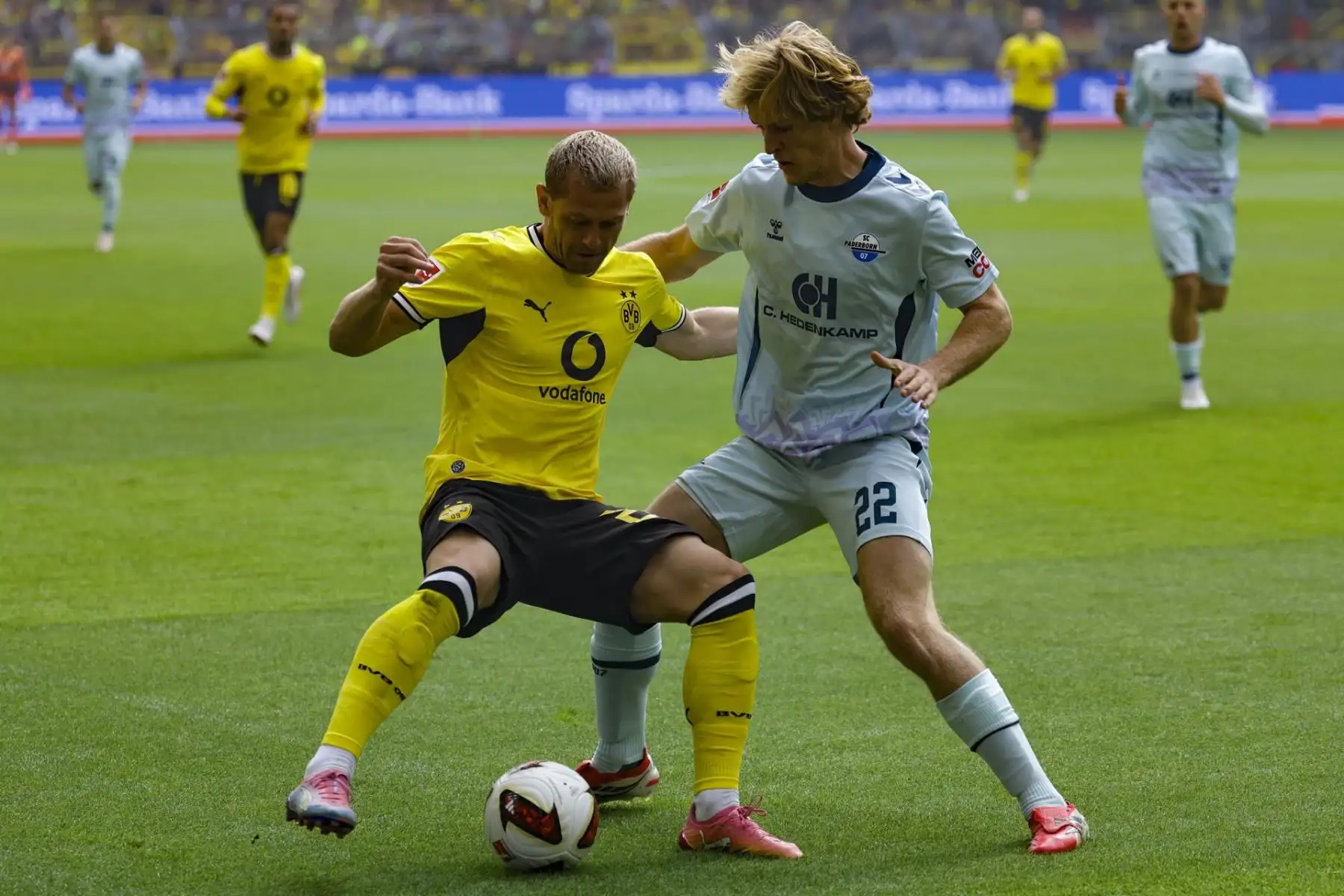 Julian Ryerson, del Dortmund (izq.), en acción contra Mattes Hansen, del Paderborn (der.), durante el partido de la Bundesliga alemana de fútbol entre el Borussia Dortmund y el SC Paderborn 07 en Dortmund, Alemania, el 12 de septiembre de 2026.
Foto: EFE