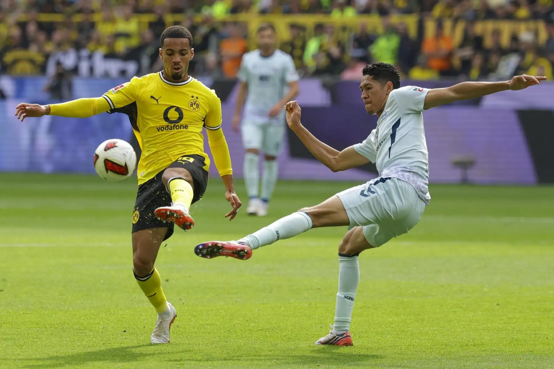 Nwaneri, del Dortmund (izq.), en acción contra Santiago Castañeda, del Paderborn (der.), durante el partido de la Bundesliga alemana de fútbol entre el Borussia Dortmund y el SC Paderborn 07 en Dortmund, Alemania, el 12 de septiembre de 2026. Foto: EFE