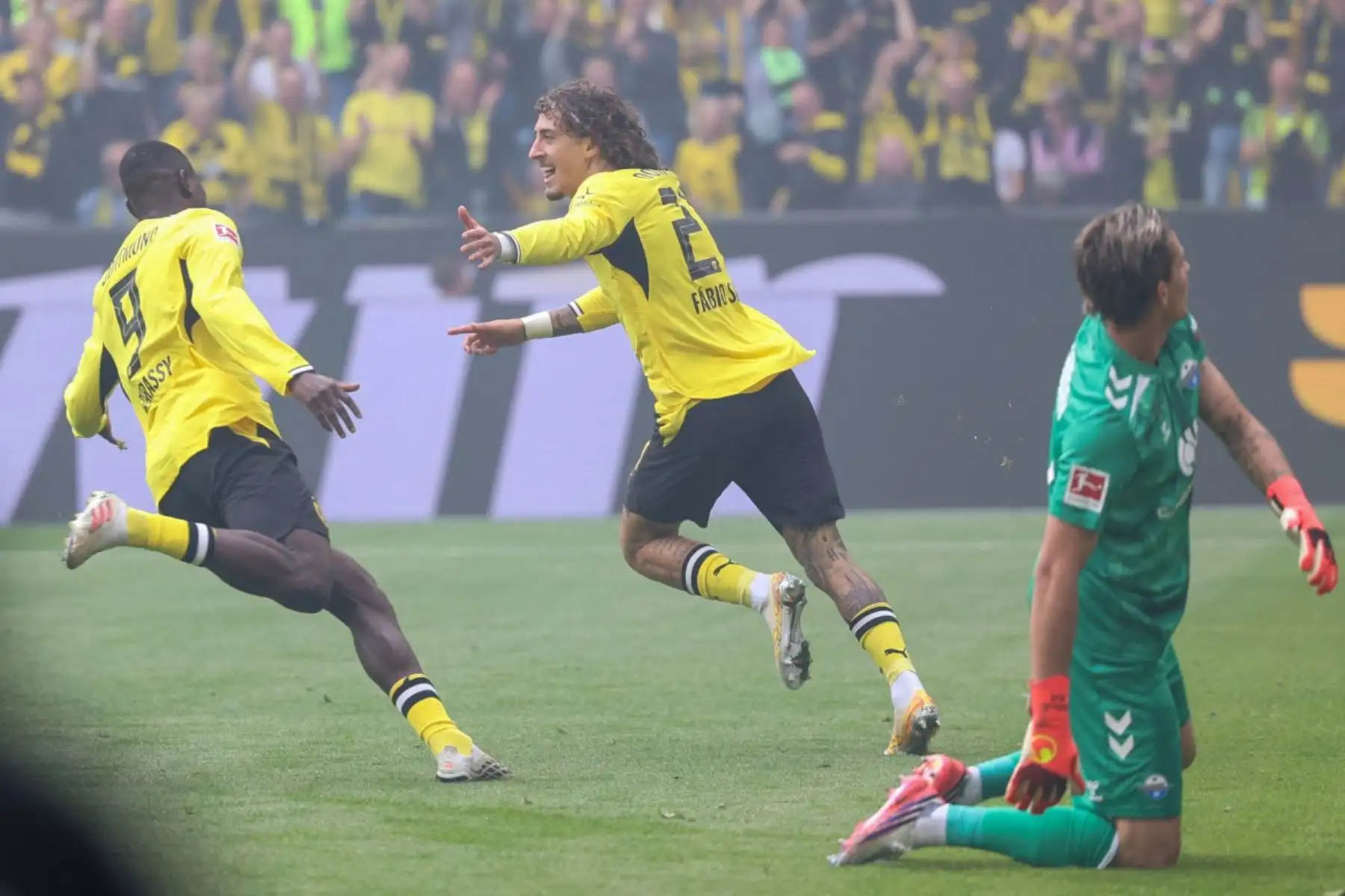 El delantero portugués del Dortmund, Fabio Silva (n.º 21), celebra tras marcar el primer gol del equipo durante el partido de la Bundesliga (primera división alemana) entre el Borussia Dortmund y el SC Paderborn, disputado en Dortmund el 12 de septiembre de 2026.
Foto: AFP