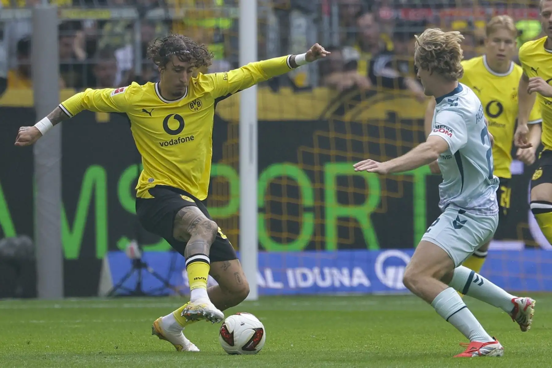 Fabio Silva, del Dortmund (izq.), en acción contra Mattes Hansen, del Paderborn (der.), durante el partido de la Bundesliga alemana de fútbol entre el Borussia Dortmund y el SC Paderborn 07 en Dortmund, Alemania, el 12 de septiembre de 2026.
 Foto: EFE