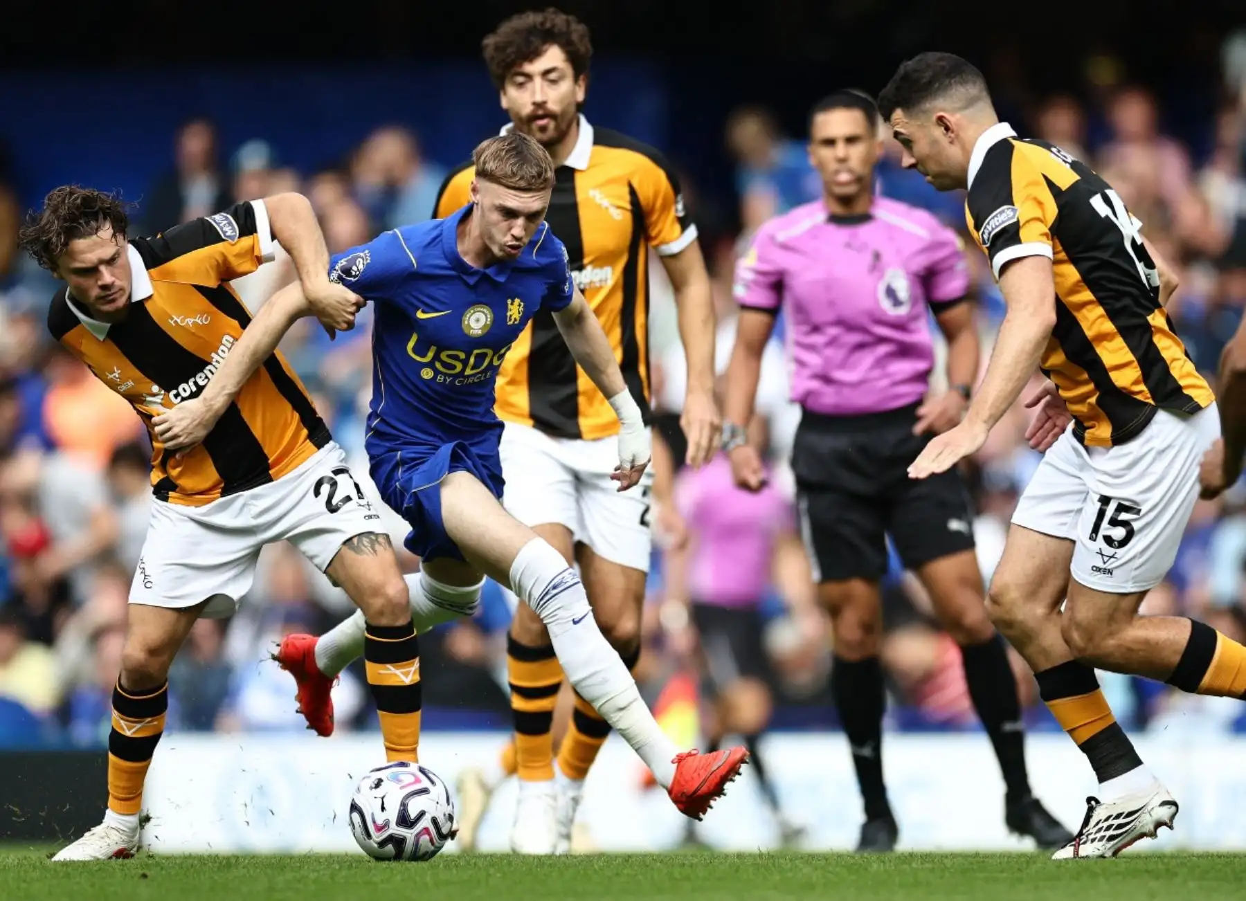 El centrocampista inglés del Hull City, Regan Slater (n.º 27, a la izquierda), disputa el balón con el centrocampista inglés del Chelsea, Cole Palmer (n.º 10), durante el partido de la Premier League inglesa entre el Chelsea y el Hull City en Stamford Bridge, Londres, el 12 de septiembre de 2026.
 Foto: AFP