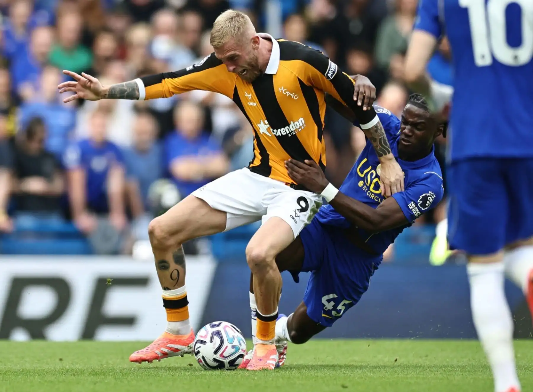 El centrocampista belga del Chelsea, Romeo Lavia (n.º 45, a la derecha), comete falta sobre el delantero escocés del Hull City, Oli McBurnie (n.º 9), durante el partido de la Premier League inglesa entre el Chelsea y el Hull City en Stamford Bridge, Londres, el 12 de septiembre de 2026.
Foto: AFP