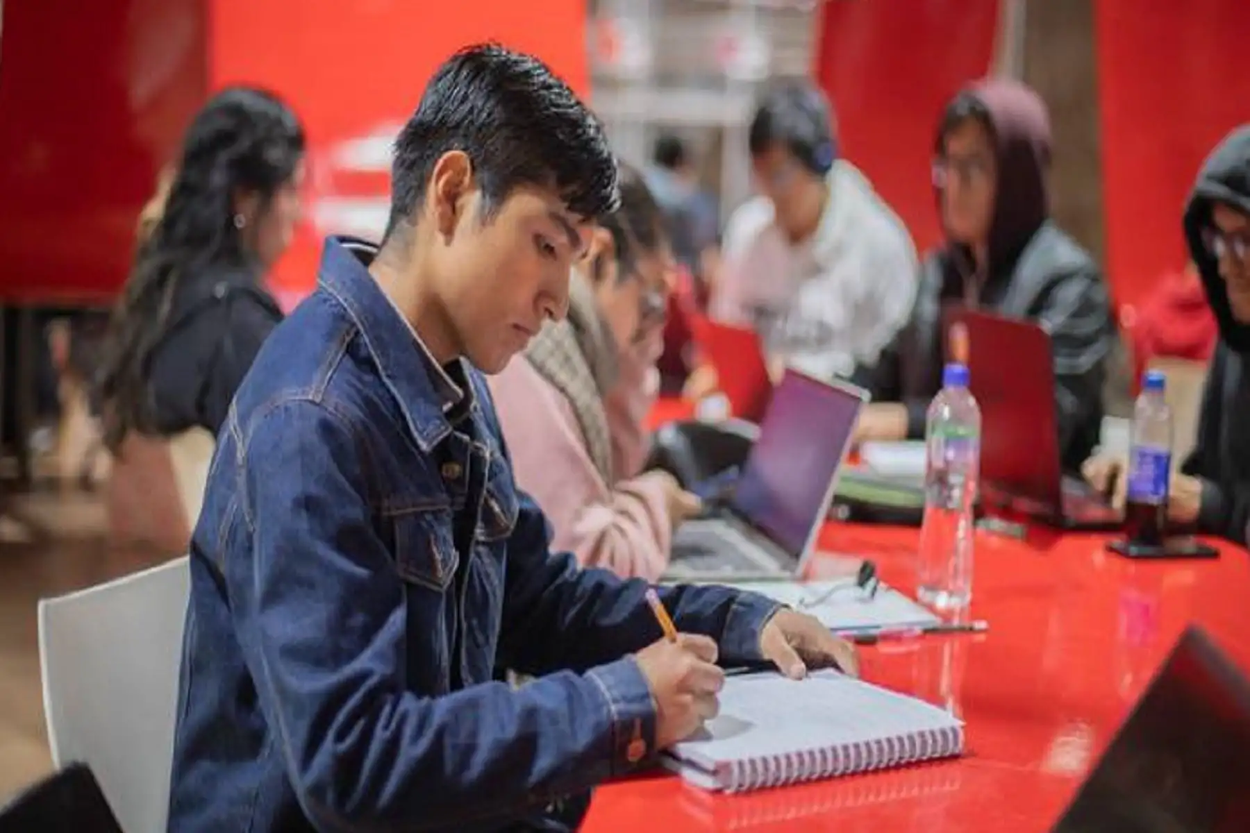Más de 52 mil peruanos accedieron a carreras técnicas con becas y créditos del Pronabec