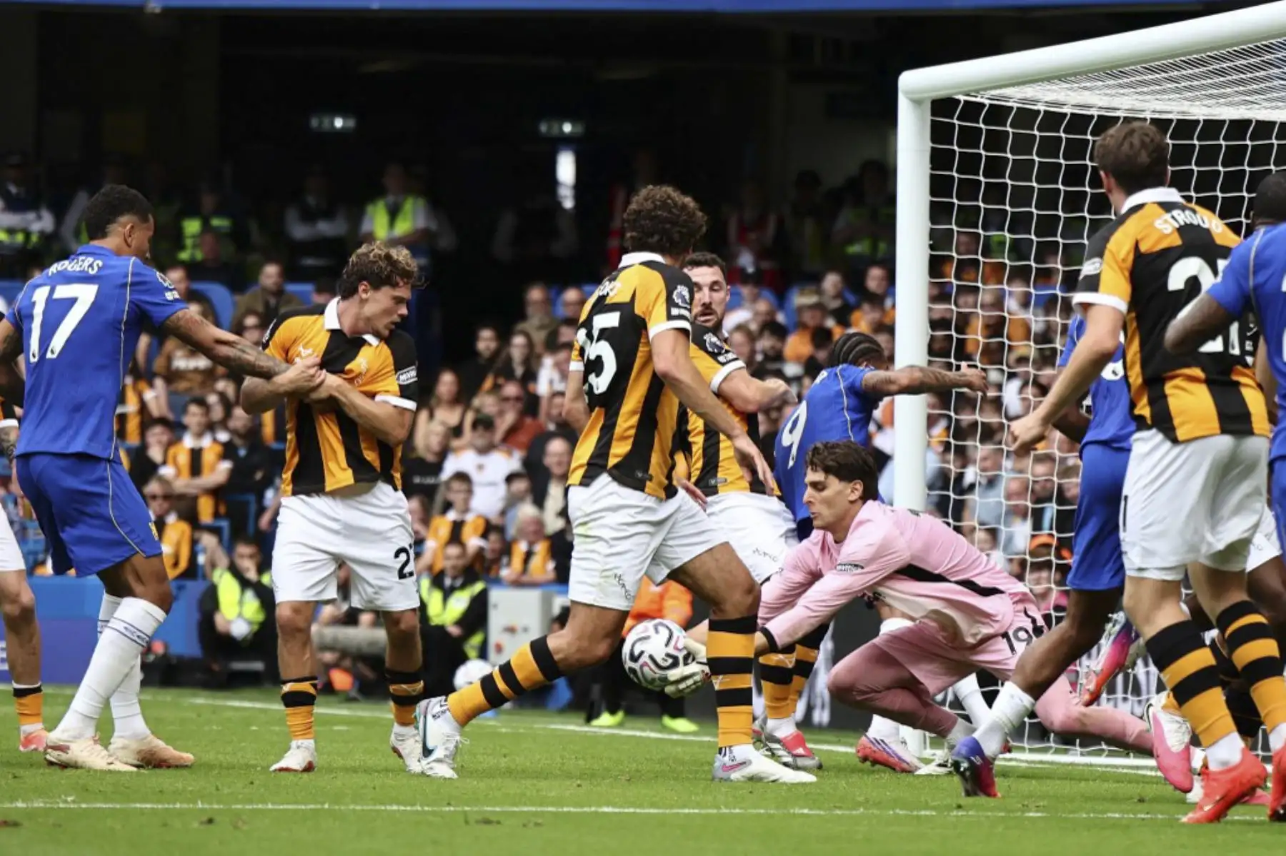 El portero griego del Hull City, Konstantinos Tzolakis (n.º 19), realiza una parada tras un saque de esquina del Chelsea durante el partido de la Premier League inglesa entre el Chelsea y el Hull City en Stamford Bridge, Londres, el 12 de septiembre de 2026.
 Foto: AFP