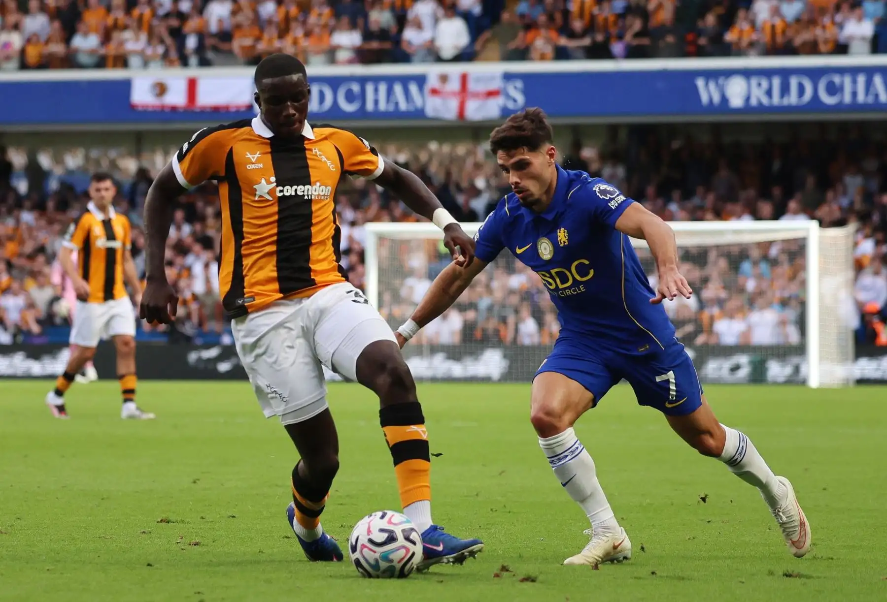 Nobel Mendy, del Hull City (izquierda), en acción contra Pedro Neto, del Chelsea (derecha), durante el partido de la Premier League inglesa entre el Chelsea y el Hull City en Londres, Reino Unido, el 12 de septiembre de 2026.
 Foto: EFE