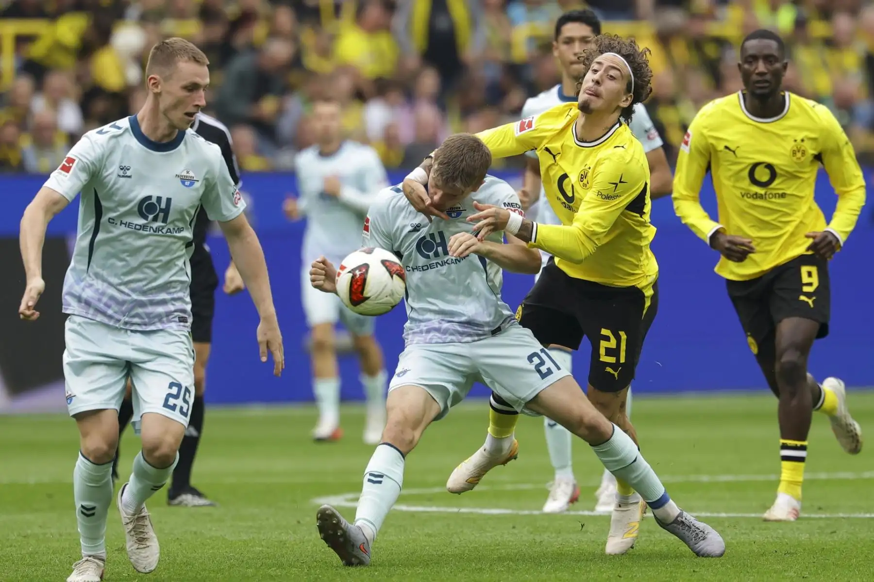 Jano ter Horst, del Paderborn (izquierda), en acción contra Fabio Silva, del Dortmund (derecha), durante el partido de la Bundesliga alemana de fútbol entre el Borussia Dortmund y el SC Paderborn 07 en Dortmund, Alemania, el 12 de septiembre de 2026.
 Foto: EFE