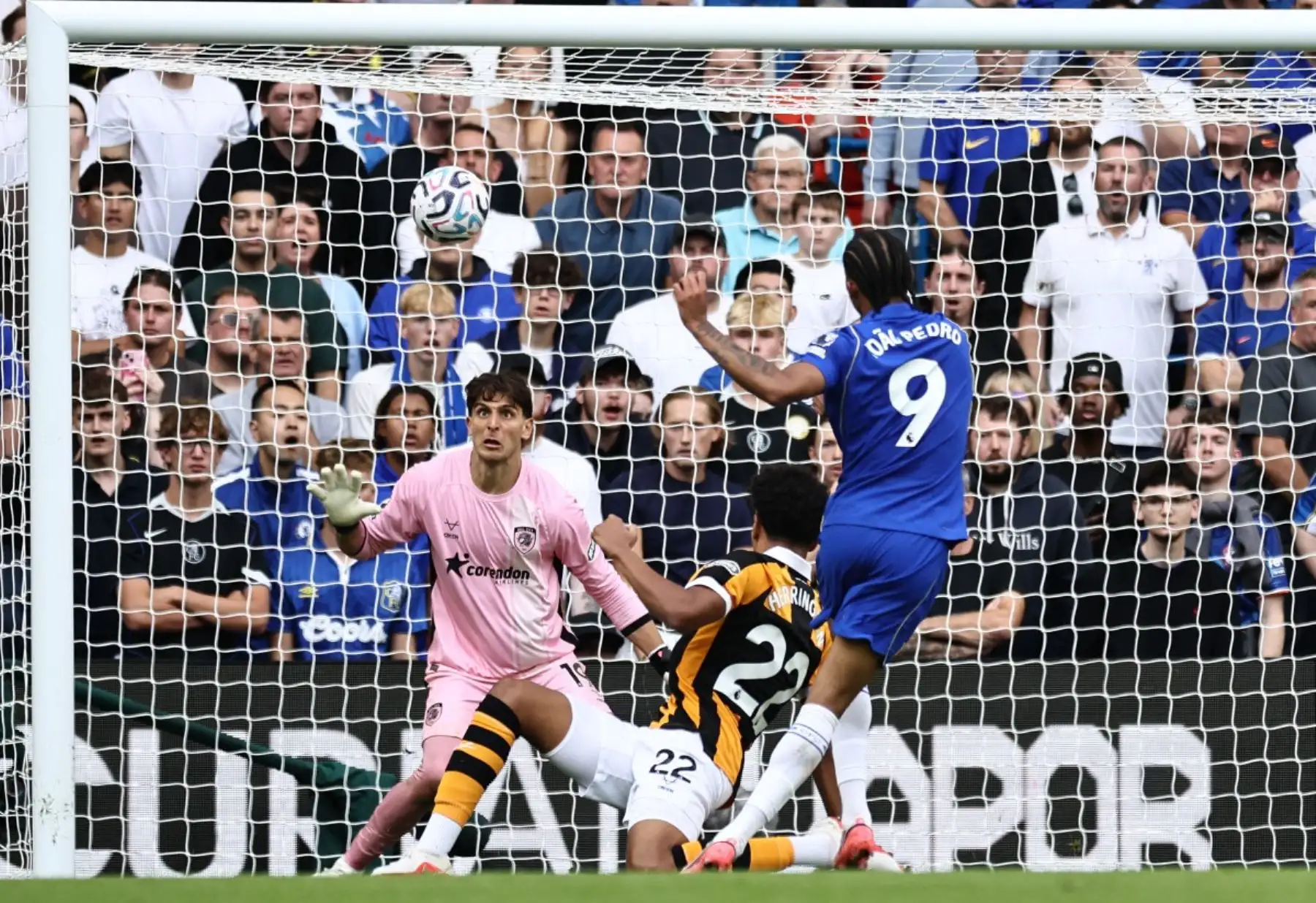 El delantero brasileño del Chelsea, Joao Pedro (n.º 9, a la derecha), observa cómo su disparo entra en la portería al marcar el segundo gol del equipo durante el partido de la Premier League inglesa entre el Chelsea y el Hull City en Stamford Bridge, Londres, el 12 de septiembre de 2026.
Foto: AFP