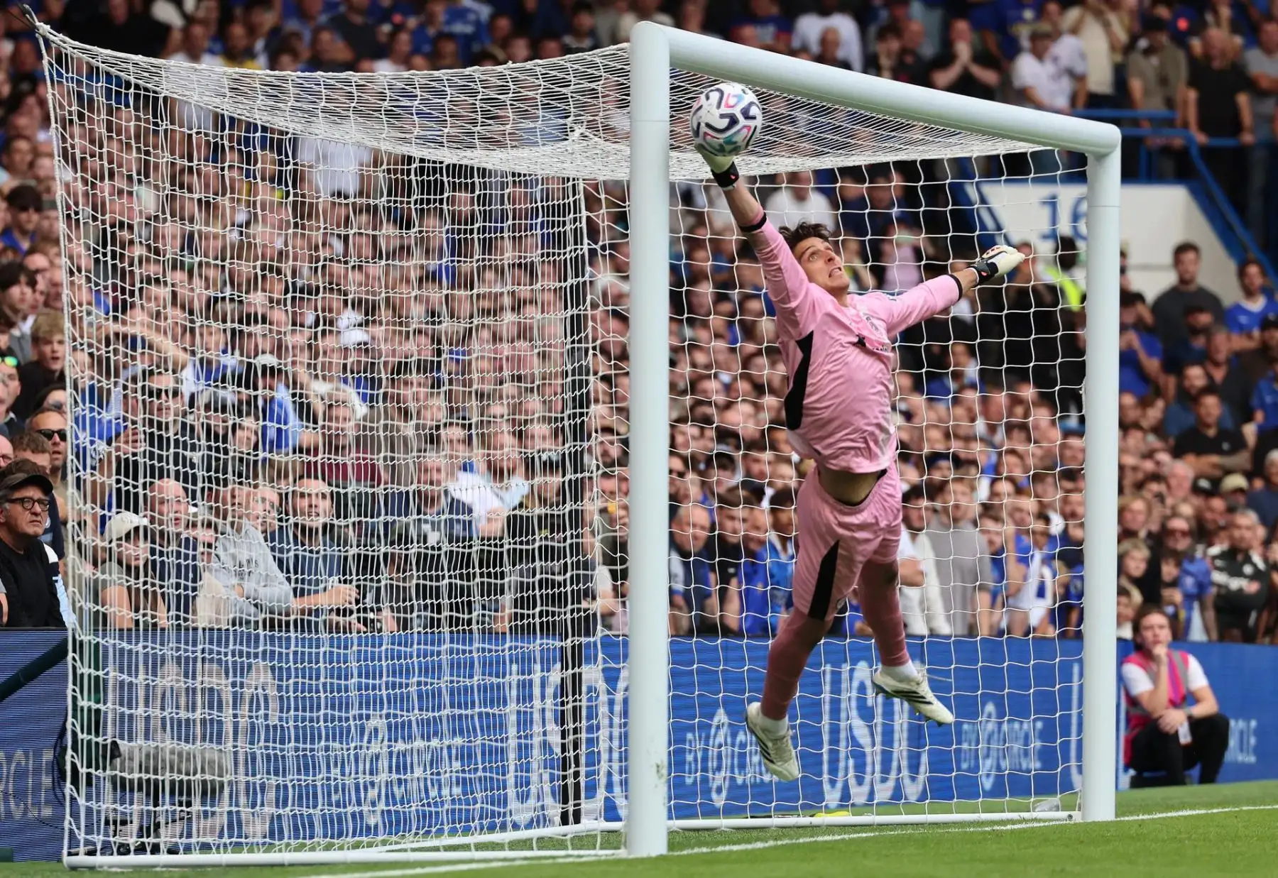 El portero del Hull City, Konstantinos Tzolakis, detiene un tiro libre durante el partido de la Premier League inglesa entre el Chelsea y el Hull City en Londres, Reino Unido, el 12 de septiembre de 2026.
 Foto: EFE