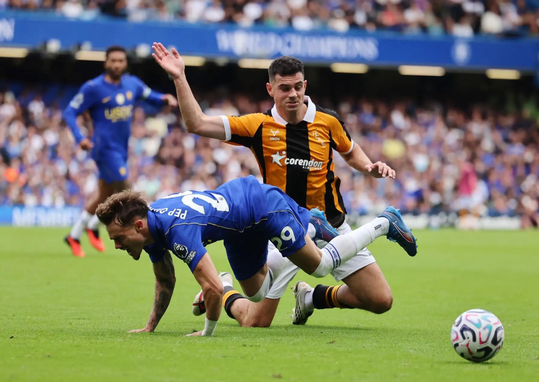 John Egan, del Hull City (derecha), disputa el balón con Pep Chavarría, del Chelsea (izquierda), durante el partido de la Premier League inglesa entre el Chelsea y el Hull City en Londres, Reino Unido, el 12 de septiembre de 2026.
Foto: EFE