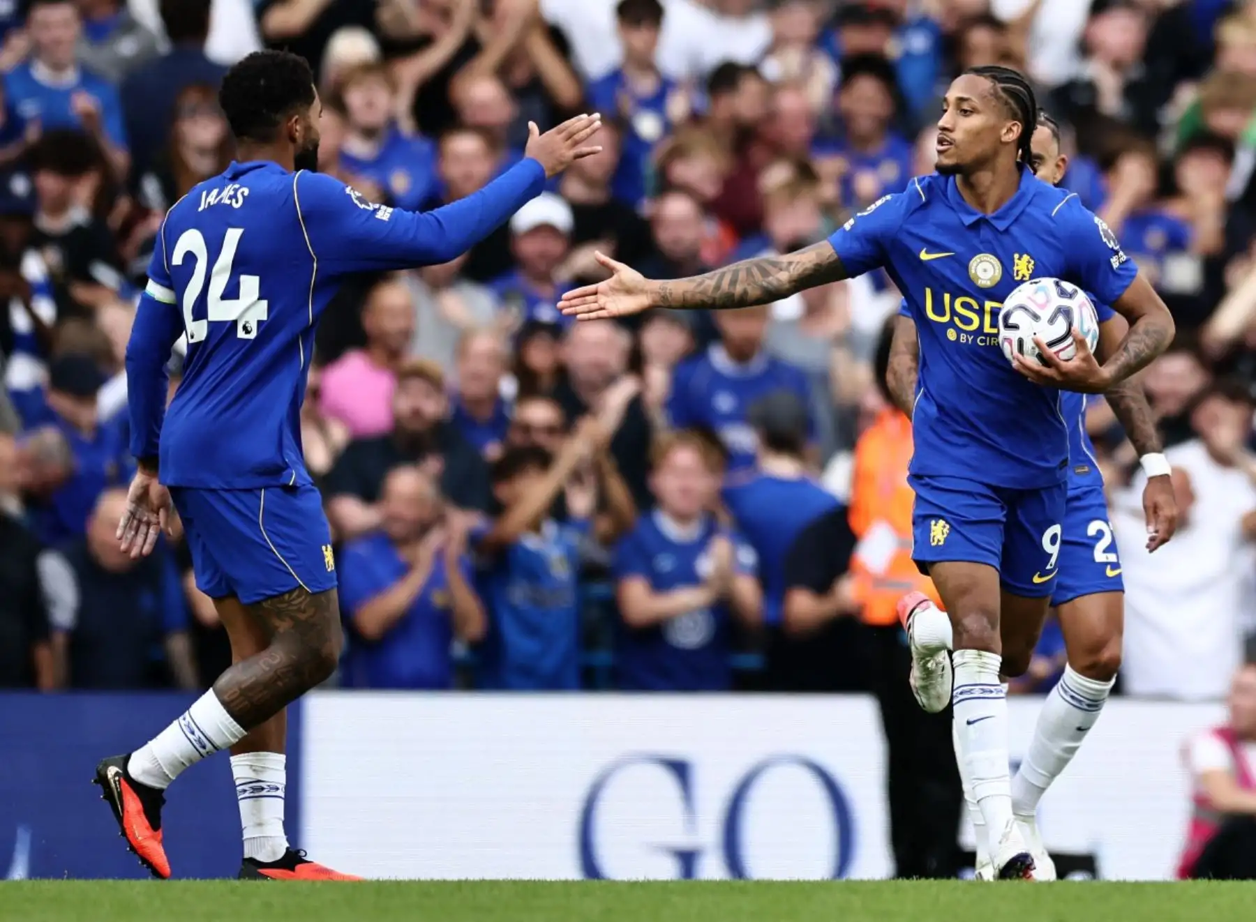 El delantero brasileño del Chelsea, Joao Pedro (n.º 9), celebra el segundo gol del equipo junto al defensa inglés Reece James (n.º 24) durante el partido de la Premier League inglesa entre el Chelsea y el Hull City en Stamford Bridge, Londres, el 12 de septiembre de 2026.
Foto: AFP