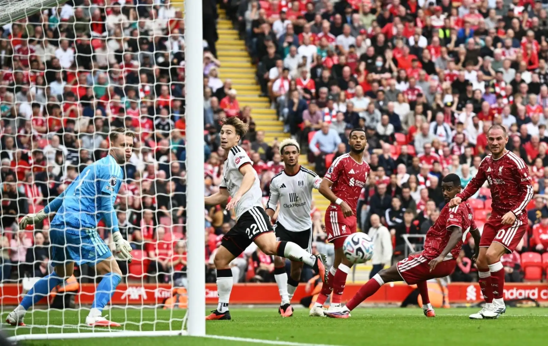 El delantero sueco del Liverpool, Alexander Isak (n.º 9, segundo por la derecha), remata desviado durante el partido de la Premier League inglesa de fútbol entre el Liverpool y el Fulham en Anfield, Liverpool (noroeste de Inglaterra), el 12 de septiembre de 2026.
Foto: AFP