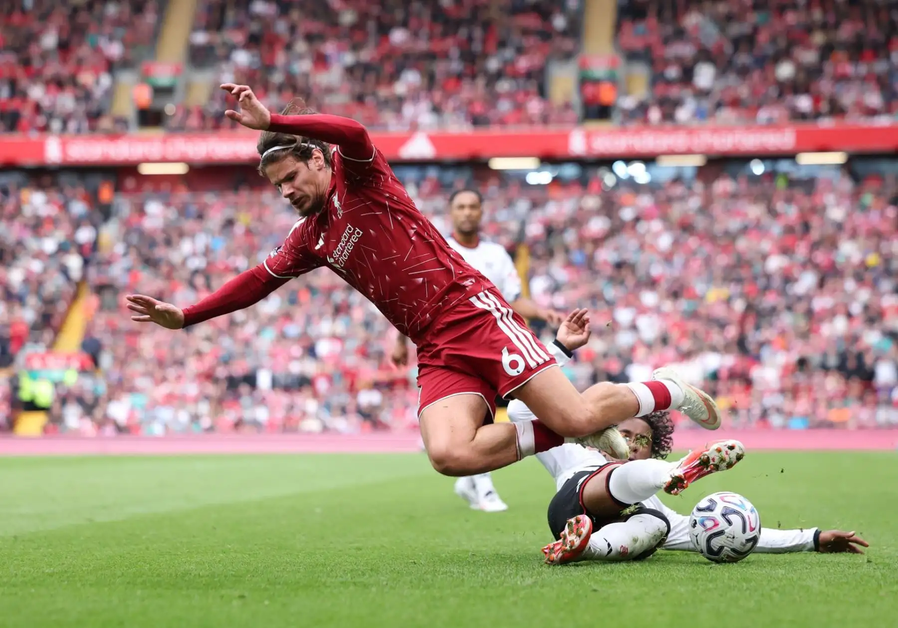 Milos Kerkez, del Liverpool, en acción contra Kevin, del Fulham (derecha), durante el partido de la Premier League inglesa entre el Liverpool FC y el Fulham FC en Liverpool, Reino Unido, el 12 de septiembre de 2026.
Foto: EFE