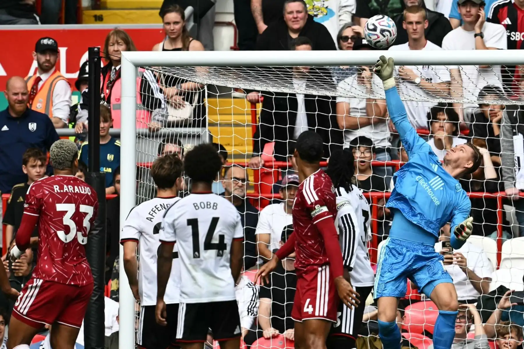 El portero alemán del Fulham, Bernd Leno (n.º 1), realiza una parada durante el partido de la Premier League inglesa de fútbol entre el Liverpool y el Fulham en Anfield, Liverpool (noroeste de Inglaterra), el 12 de septiembre de 2026.
 Foto: AFP