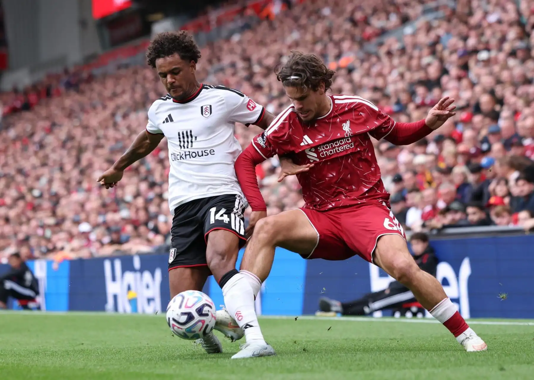 Milos Kerkez, del Liverpool (derecha), en acción contra Oscar Bobb, del Fulham (izquierda), durante el partido de la Premier League inglesa entre el Liverpool FC y el Fulham FC en Liverpool, Reino Unido, el 12 de septiembre de 2026.
Foto: EFE
