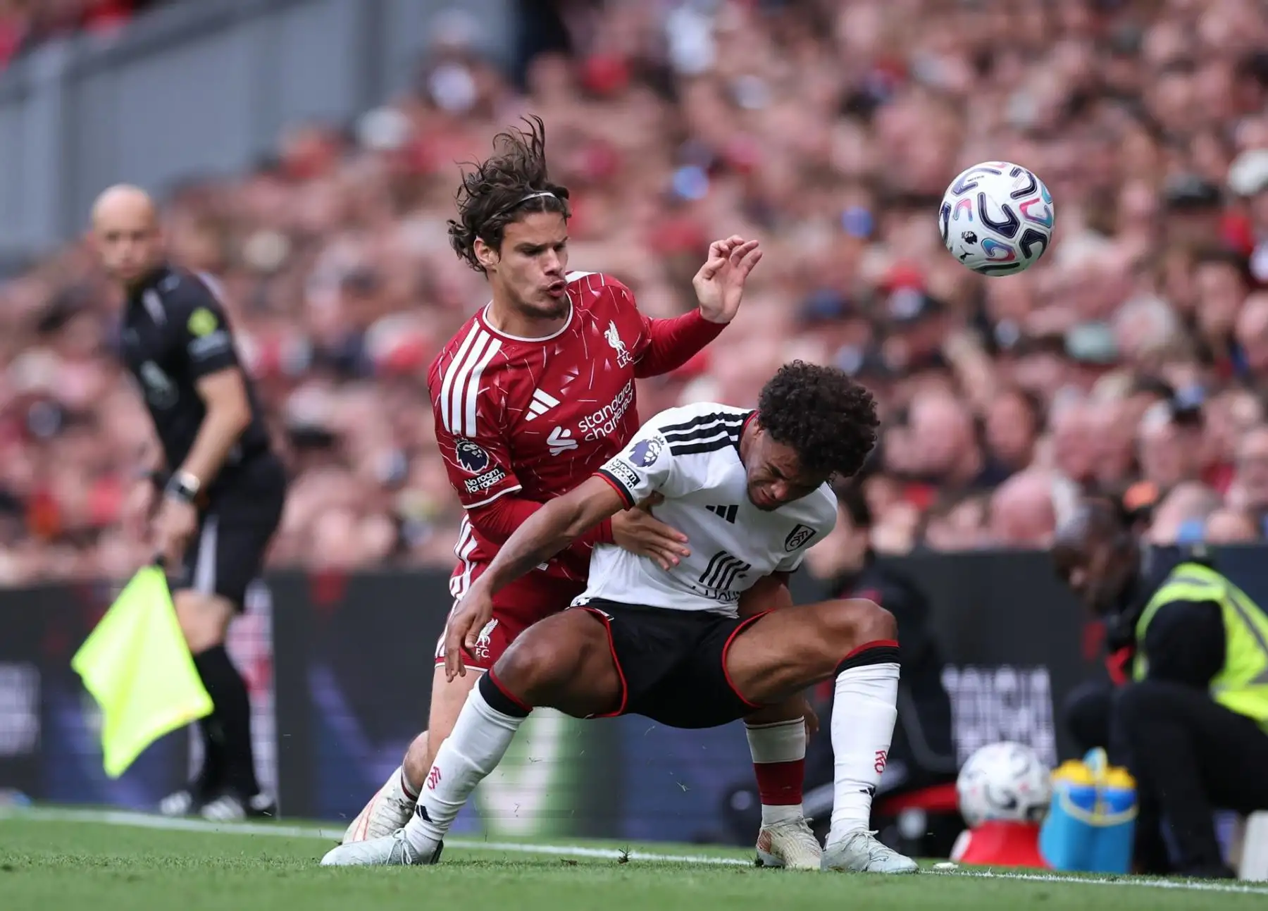 Milos Kerkez, del Liverpool (izq.), en acción contra Oscar Bobb, del Fulham (der.), durante el partido de la Premier League inglesa entre el Liverpool FC y el Fulham FC en Liverpool, Reino Unido, el 12 de septiembre de 2026.
Foto: EFE