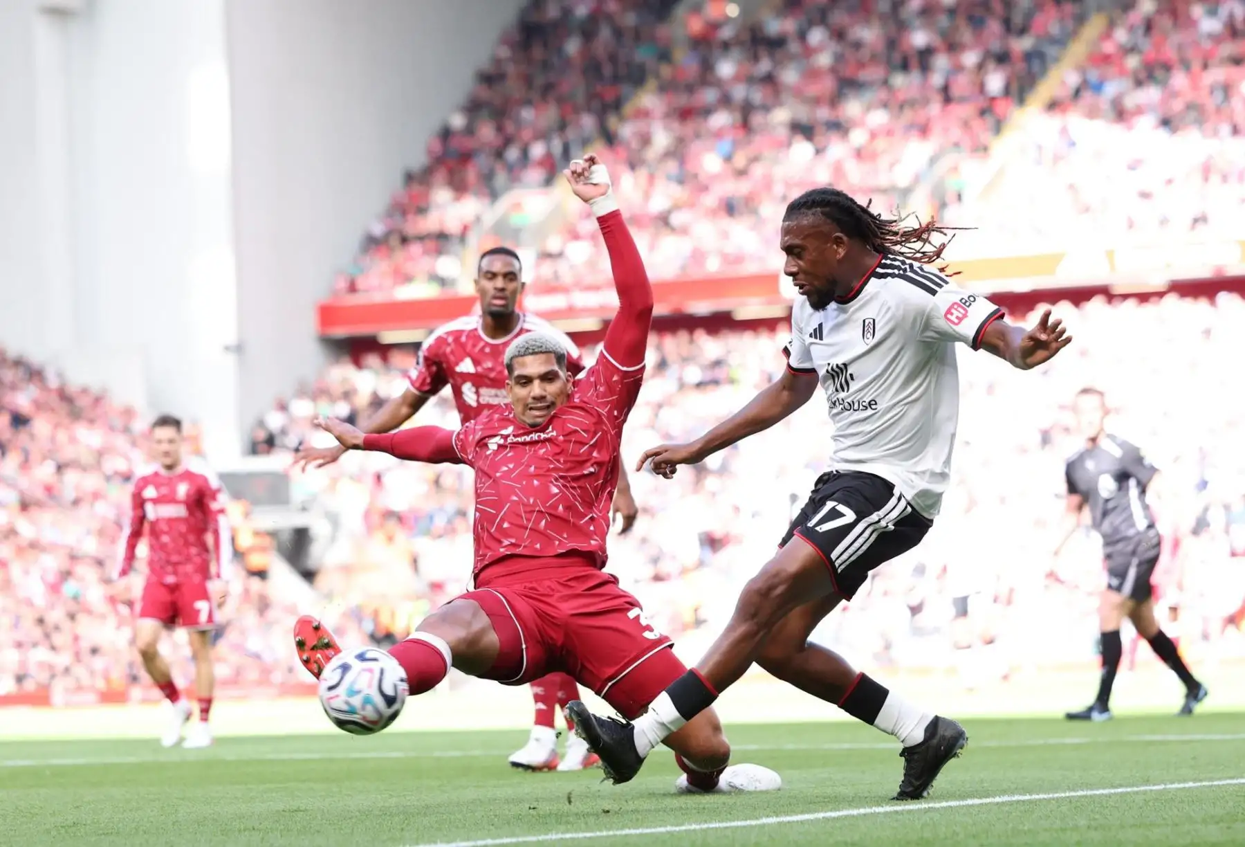 Alex Iwobi, del Fulham (derecha), en acción contra Ronald Araujo, del Liverpool (izquierda), durante el partido de la Premier League inglesa entre el Liverpool FC y el Fulham FC en Liverpool, Reino Unido, el 12 de septiembre de 2026.
Foto: EFE