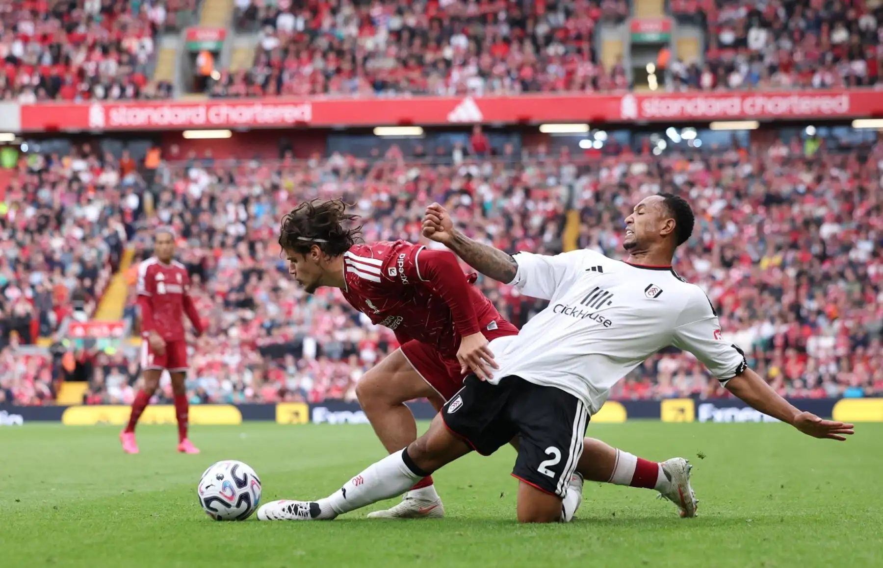 Milos Kerkez, del Liverpool (izq.), en acción contra Kenny Tete, del Fulham (der.), durante el partido de la Premier League inglesa entre el Liverpool FC y el Fulham FC en Liverpool, Reino Unido, el 12 de septiembre de 2026.
Foto: EFE