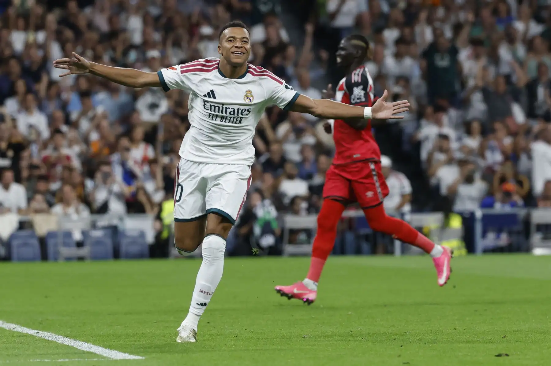 El delantero francés del Real Madrid, Kylian Mbappé, celebra tras marcar el primer gol durante el partido de la liga española de fútbol entre el Real Madrid CF y el Rayo Vallecano de Madrid en el estadio Santiago Bernabéu, el 12 de septiembre de 2026. Foto: AFP
