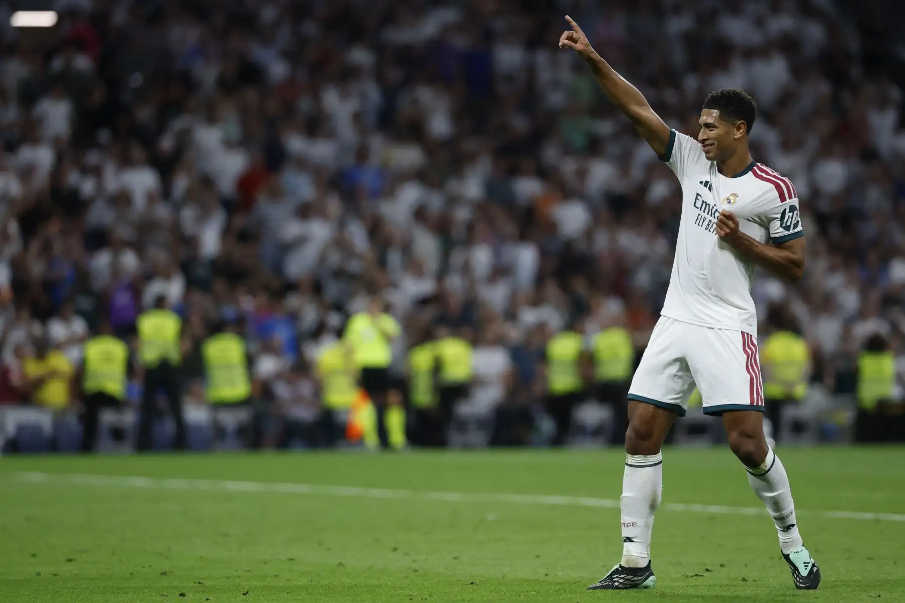 El centrocampista inglés del Real Madrid, Jude Bellingham, celebra el tercer gol de su equipo durante el partido de la liga española de fútbol entre el Real Madrid CF y el Rayo Vallecano de Madrid, disputado en el estadio Santiago Bernabéu el 12 de septiembre de 2026. Foto: AFP
