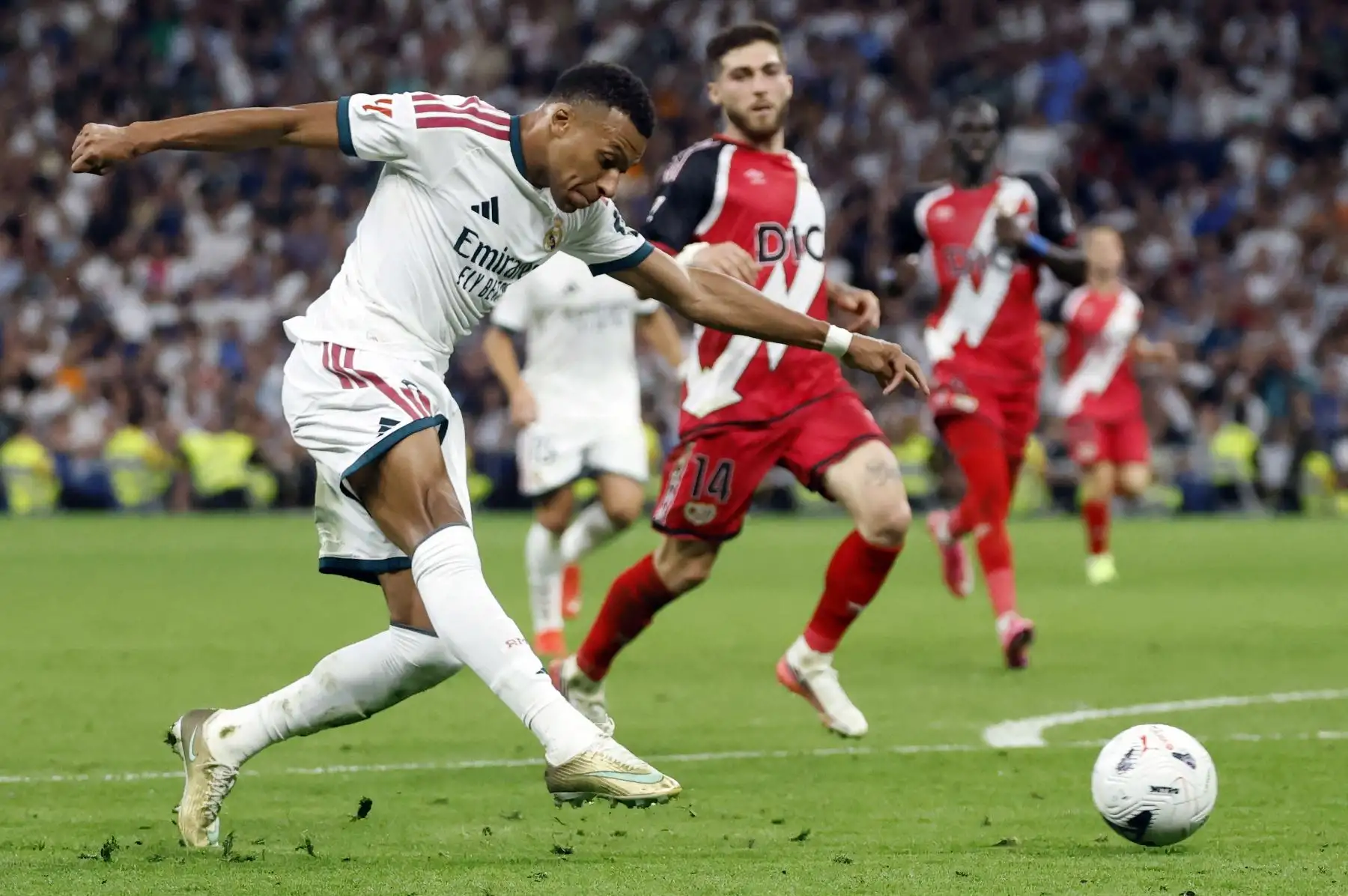 El delantero francés del Real Madrid, Kylian Mbappé, marca el cuarto gol de su equipo durante el partido de la liga española de fútbol entre el Real Madrid CF y el Rayo Vallecano de Madrid en el estadio Santiago Bernabéu el 12 de septiembre de 2026. Foto: AFP