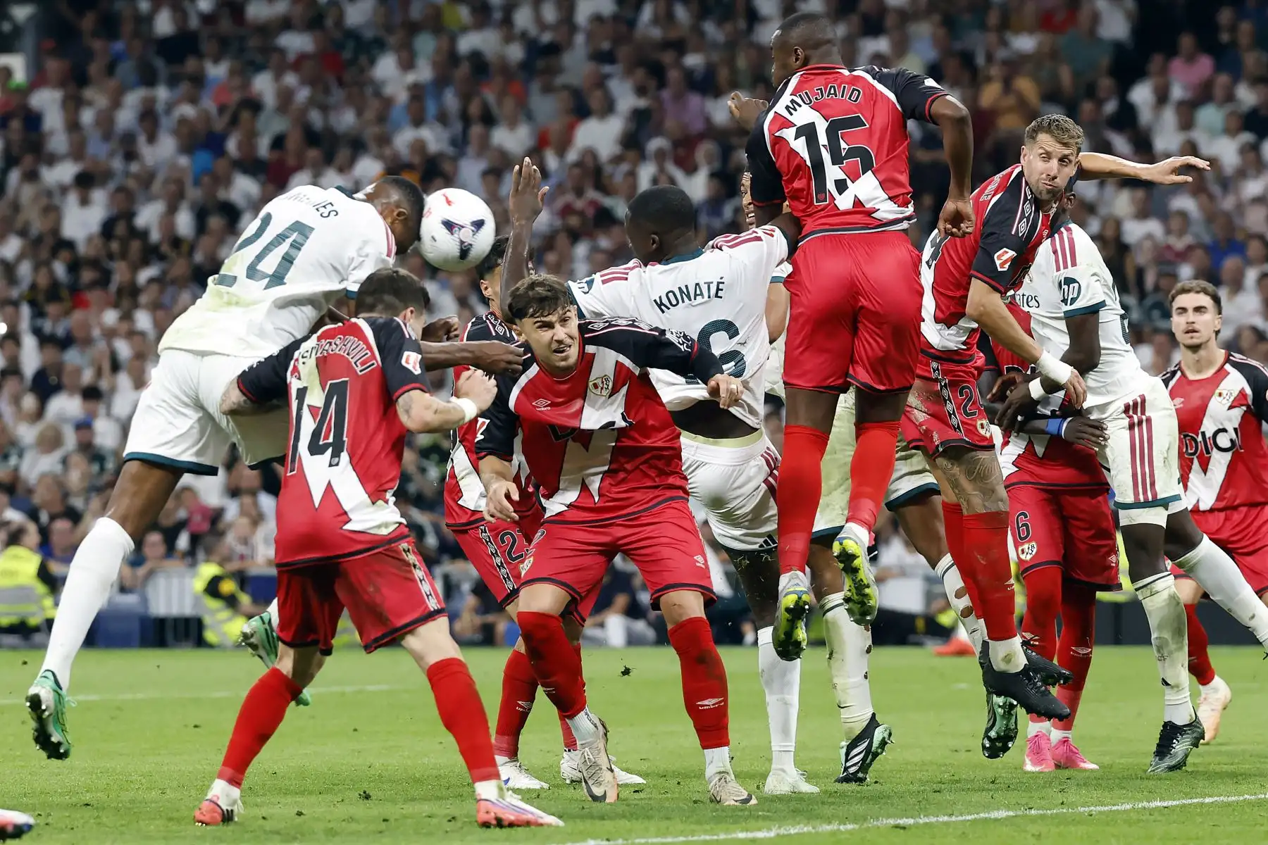 El defensa neerlandés del Real Madrid, Denzel Dumfries, cabecea el balón durante el partido de la liga española de fútbol entre el Real Madrid CF y el Rayo Vallecano de Madrid en el estadio Santiago Bernabéu el 12 de septiembre de 2026. Foto: AFP