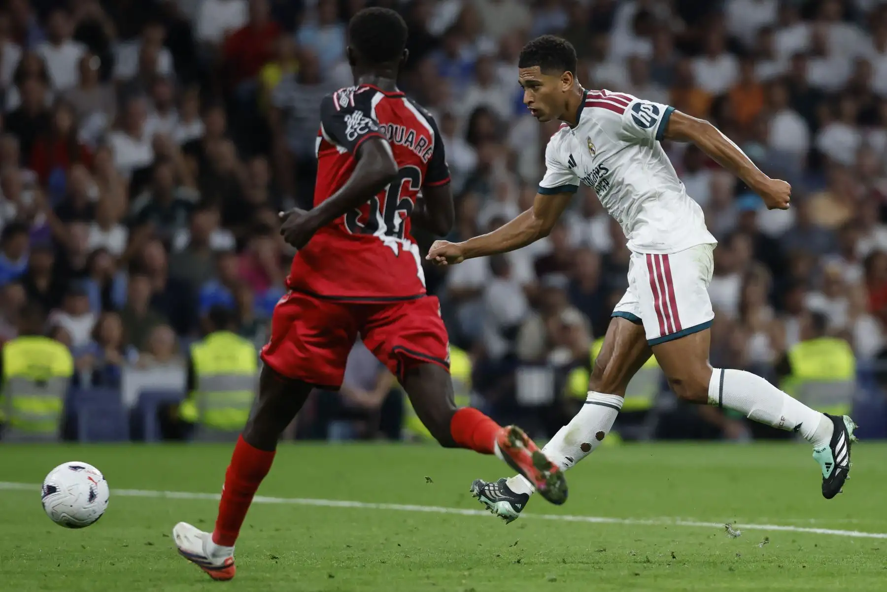 El centrocampista inglés del Real Madrid, Jude Bellingham, marca el tercer gol de su equipo durante el partido de la liga española de fútbol entre el Real Madrid CF y el Rayo Vallecano de Madrid en el estadio Santiago Bernabéu el 12 de septiembre de 2026. Foto: AFP