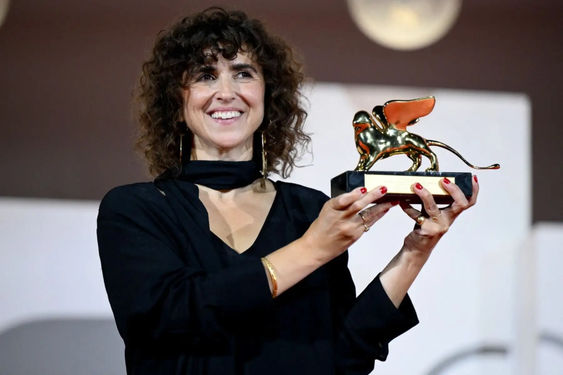 La directora danesa May El-Toukhy, ganadora del León de Oro a la mejor película por "Kvinde Ukendt" (Mujer desconocida), posa en la alfombra roja tras la ceremonia de clausura de la 83.ª edición del Festival de Cine de Venecia, en Italia, el 12 de septiembre de 2026. Foto: AFP