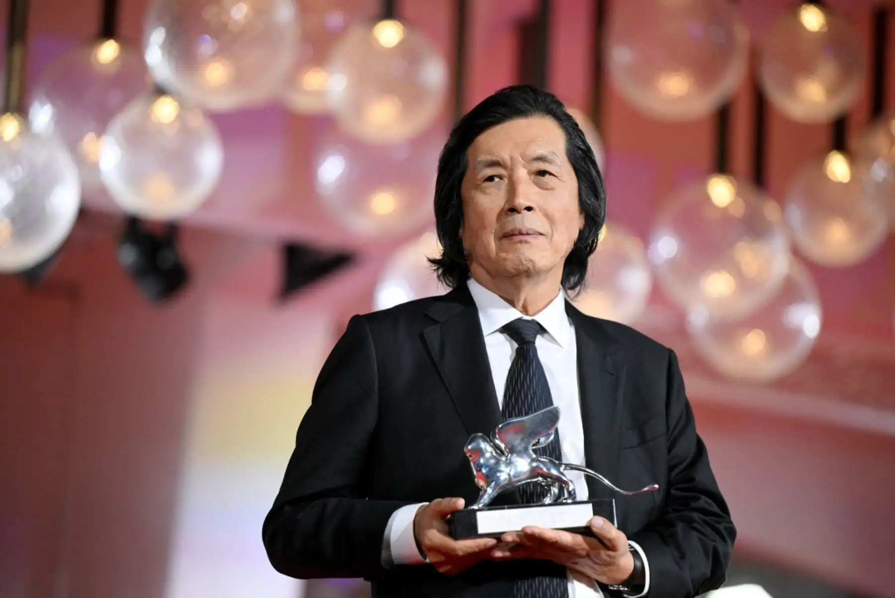 El director Lee Chang-dong, ganador del León de Plata - Gran Premio del Jurado por "Possible Love" (Ga-neung-han sa-rang), posa en la alfombra roja tras la ceremonia de clausura de la 83.ª edición del Festival de Cine de Venecia, en Italia, el 12 de septiembre de 2026. Foto: AFP