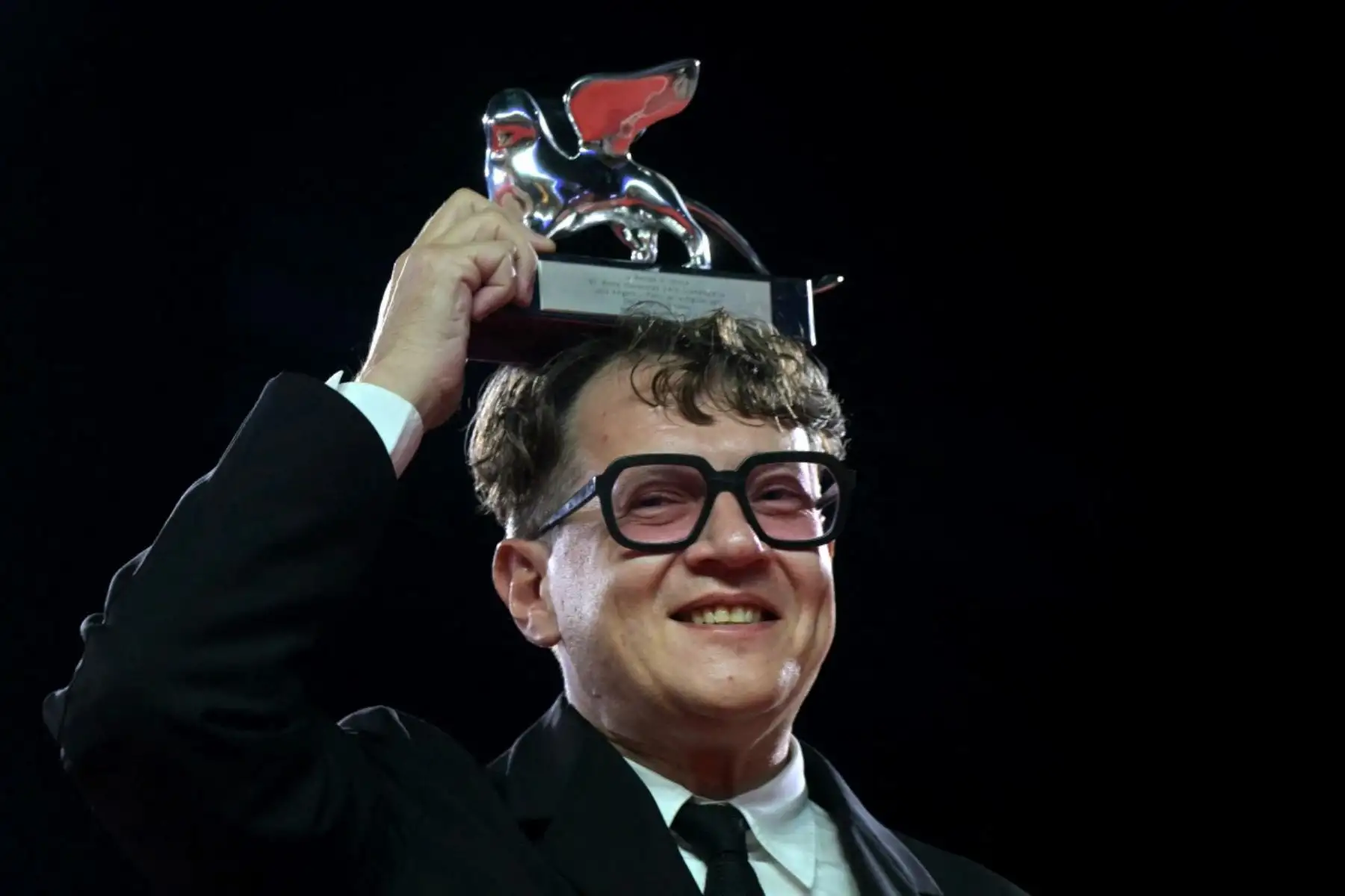 El director Ilya Khrzhanovsky, ganador del León de Plata al mejor director por "Dau", posa en la alfombra roja tras la ceremonia de clausura de la 83.ª edición del Festival de Cine de Venecia, en Italia, el 12 de septiembre de 2026. Foto: AFP