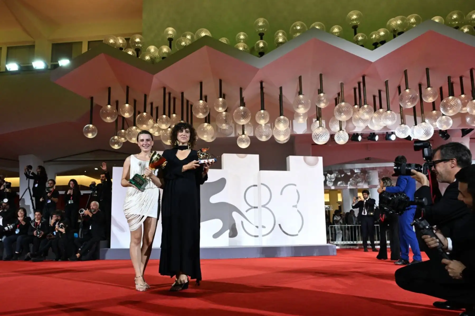 La directora danesa May El-Toukhy, ganadora del León de Oro a la mejor película por "Kvinde Ukendt" (Mujer desconocida), y la actriz danesa Mathilde Arcel, ganadora de la Copa Volpi a la mejor actriz, posan en la alfombra roja tras la ceremonia de clausura de la 83.ª edición del Festival de Cine de Venecia. Foto: AFP