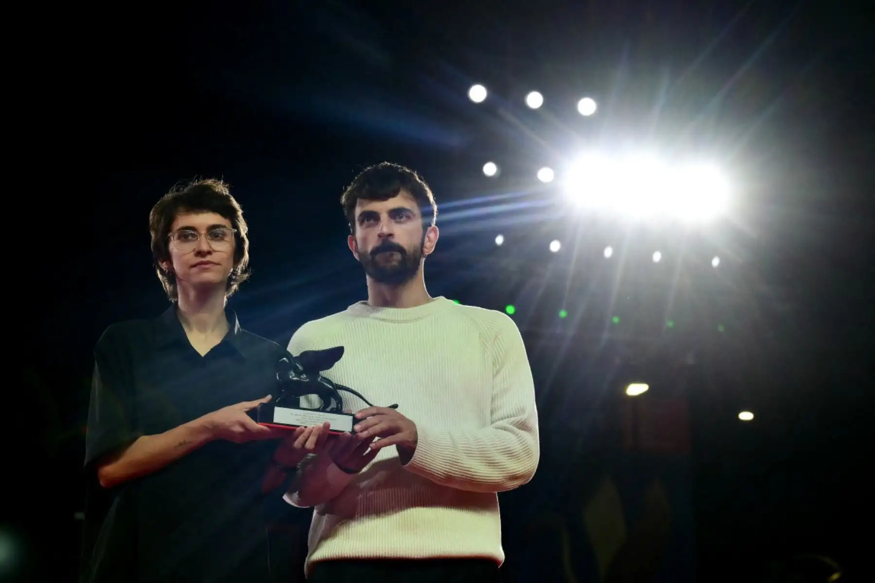 Los directores Yuval Abraham y Rachel Szor, ganadores del Premio Especial del Jurado por "Naza", posan en la alfombra roja tras la ceremonia de clausura de la 83.ª edición del Festival de Cine de Venecia en Italia, el 12 de septiembre de 2026. Foto: AFP