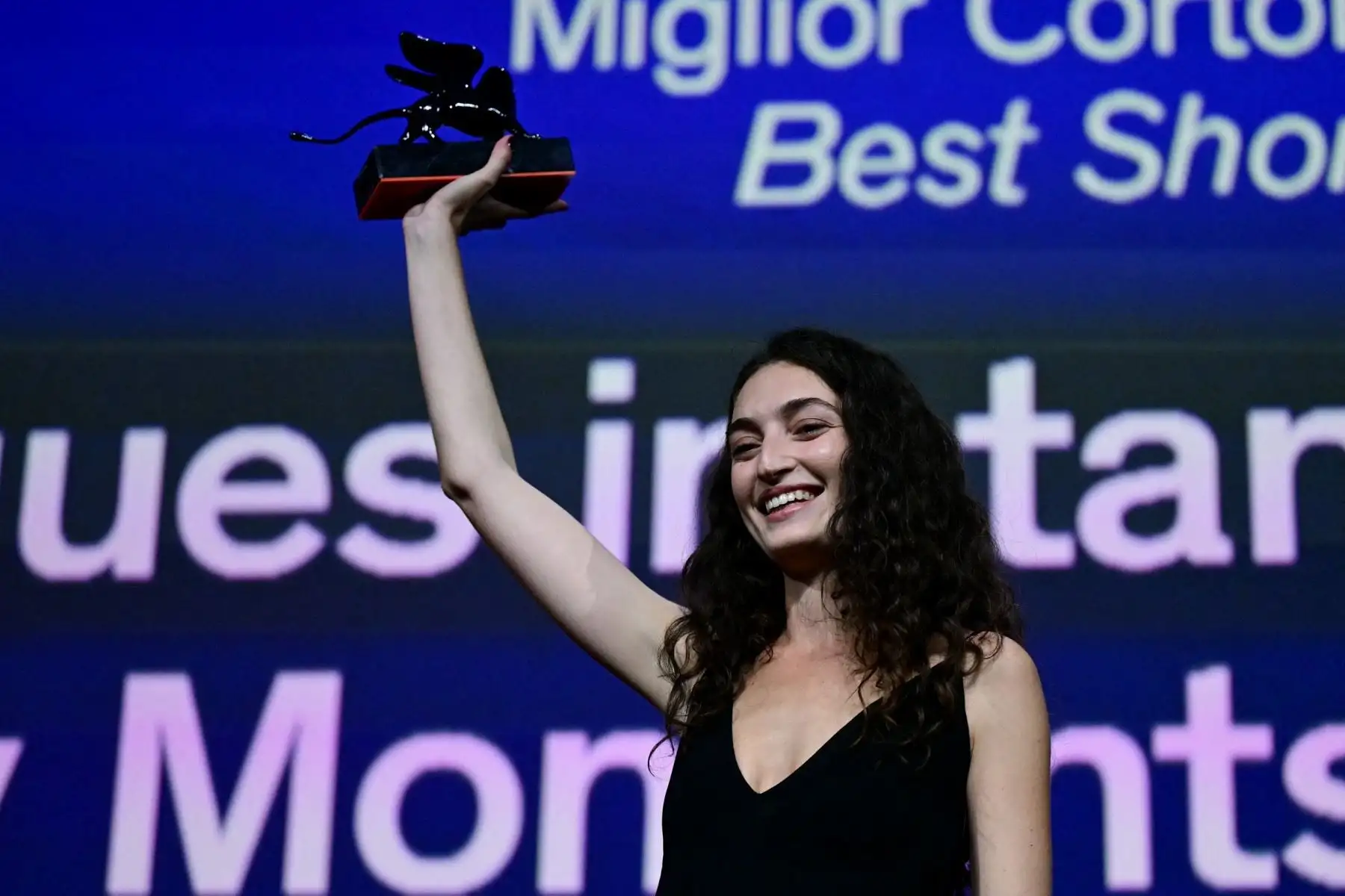 Shaden Safieddine Tazi recibe el premio Orizzonti al mejor cortometraje por "Quelques instants de bonheur" (Unos momentos de felicidad) durante la ceremonia de clausura de la 63.ª edición del Festival de Cine de Venecia en Italiaa, el 12 de septiembre de 2026. Foto: AFP