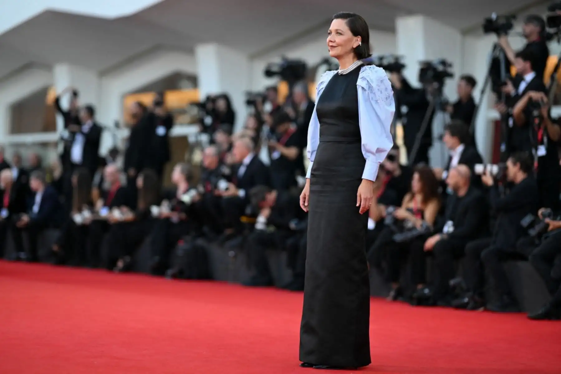La actriz estadounidense Maggie Gyllenhaal asiste a la alfombra roja de la ceremonia de clausura de la 83.ª edición del Festival de Cine de Venecia en Italia, el 12 de septiembre de 2026. Ella participó como jurado en el certamen. Foto: AFP