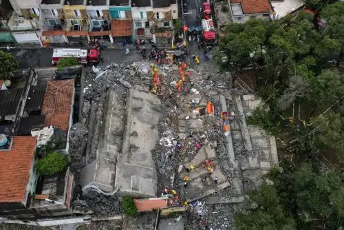 Dos muertos y cuatro desaparecidos al colapsar un edificio en construcción en São Paulo