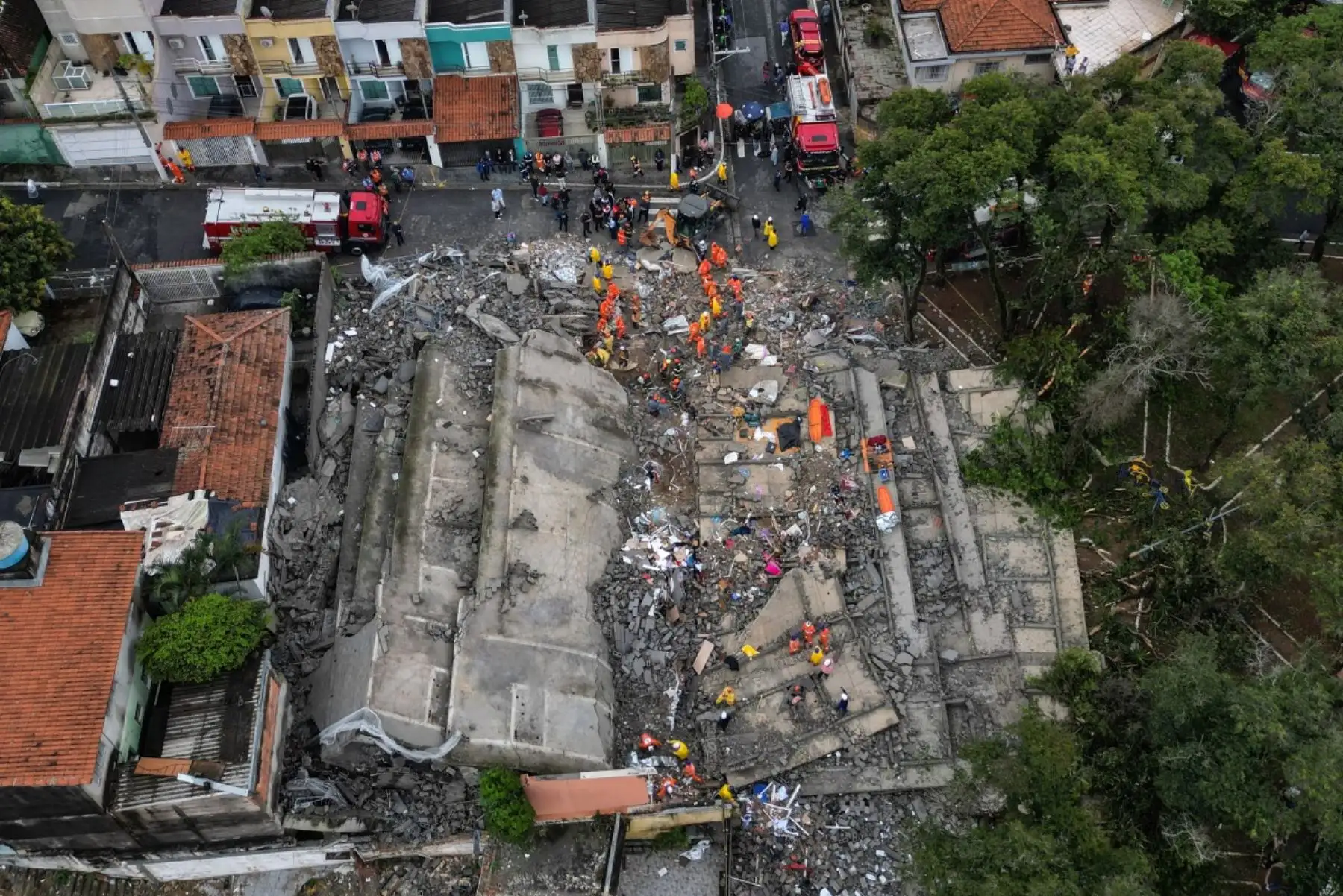 Esta vista aérea muestra a bomberos y miembros de los equipos de rescate del gobierno municipal de São Paulo trabajando en el lugar donde se derrumbó un edificio, en São Paulo, Brasil, el 12 de septiembre de 2026. Dos mujeres fallecieron y unas ocho personas resultaron heridas. Foto: AFP