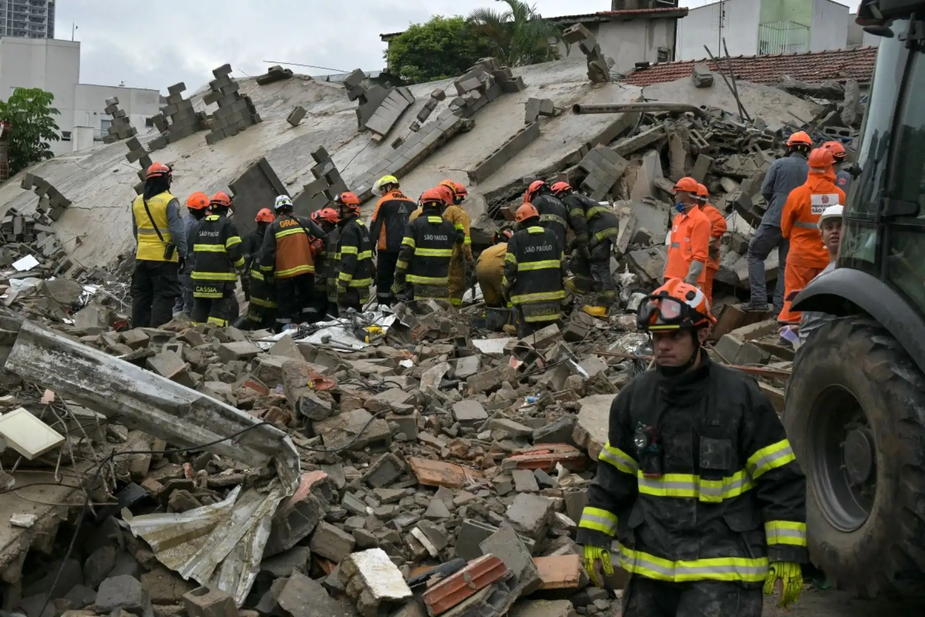 Bomberos y miembros de los equipos de rescate del gobierno municipal de São Paulo trabajando en el lugar donde se derrumbó un edificio, en São Paulo, Brasil, el 12 de septiembre de 2026. Dos mujeres fallecieron y unas ocho personas resultaron heridas. Foto: AFP