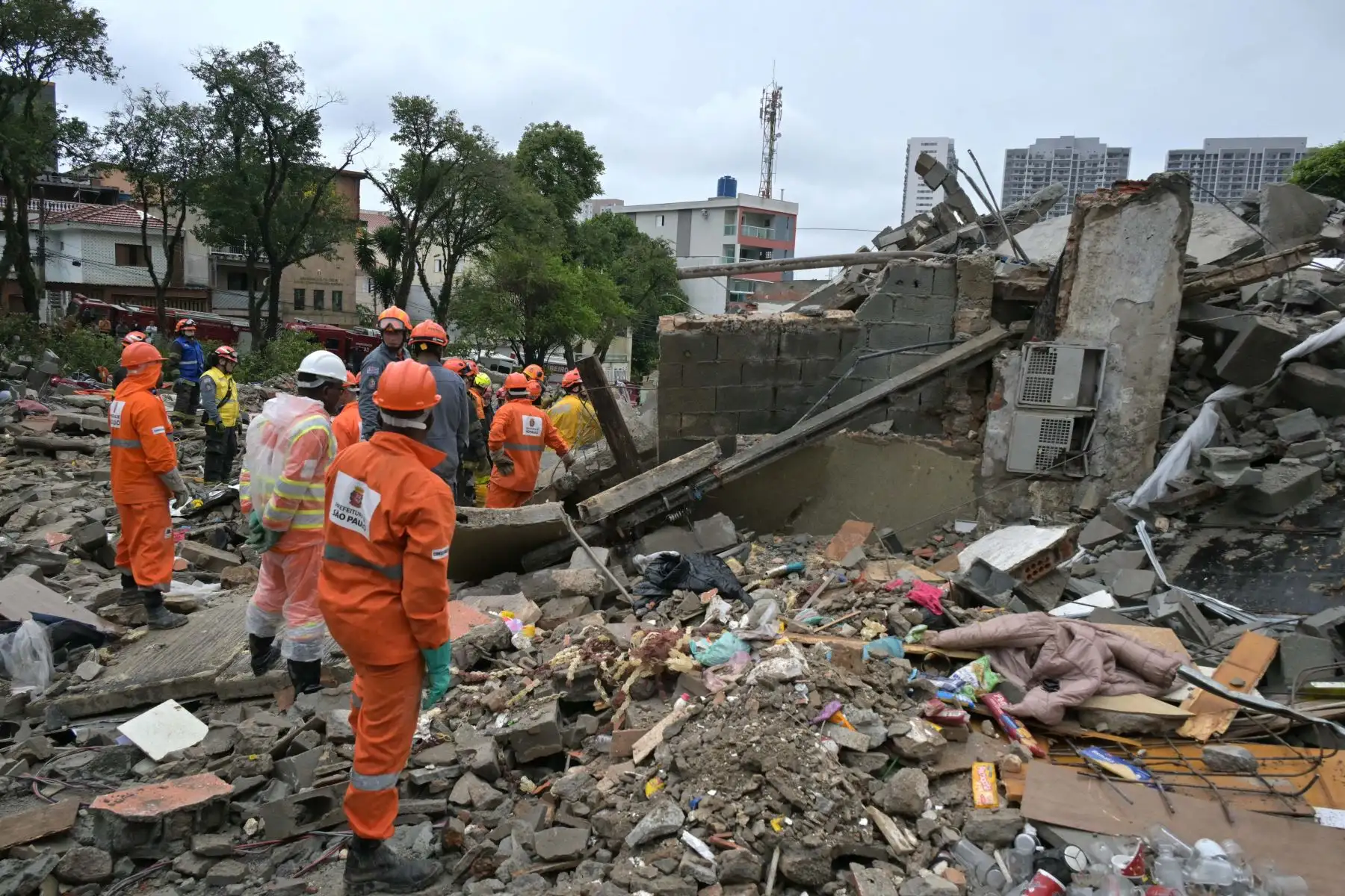 Bomberos y miembros de los equipos de rescate del gobierno municipal de São Paulo trabajando en el lugar donde se derrumbó un edificio, en São Paulo, Brasil, el 12 de septiembre de 2026. Dos mujeres fallecieron y unas ocho personas resultaron heridas. Foto: AFP