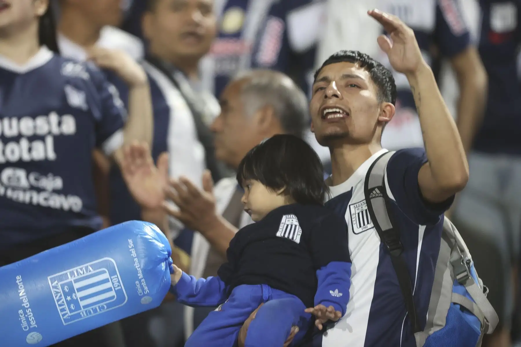 Hinchas de Alianza Lima asisten masivamente al estadio Alejandro Villanueva de La Victoria para alentar a su equipo momentos previos a disputarse el tradicional "Clásico" contra Universitario, por la fecha 9 del Torneo Clausura 2026 de la Liga 1, el sábado 12 de setiembre. Foto: ANDINA/Jhonel Rodríguez