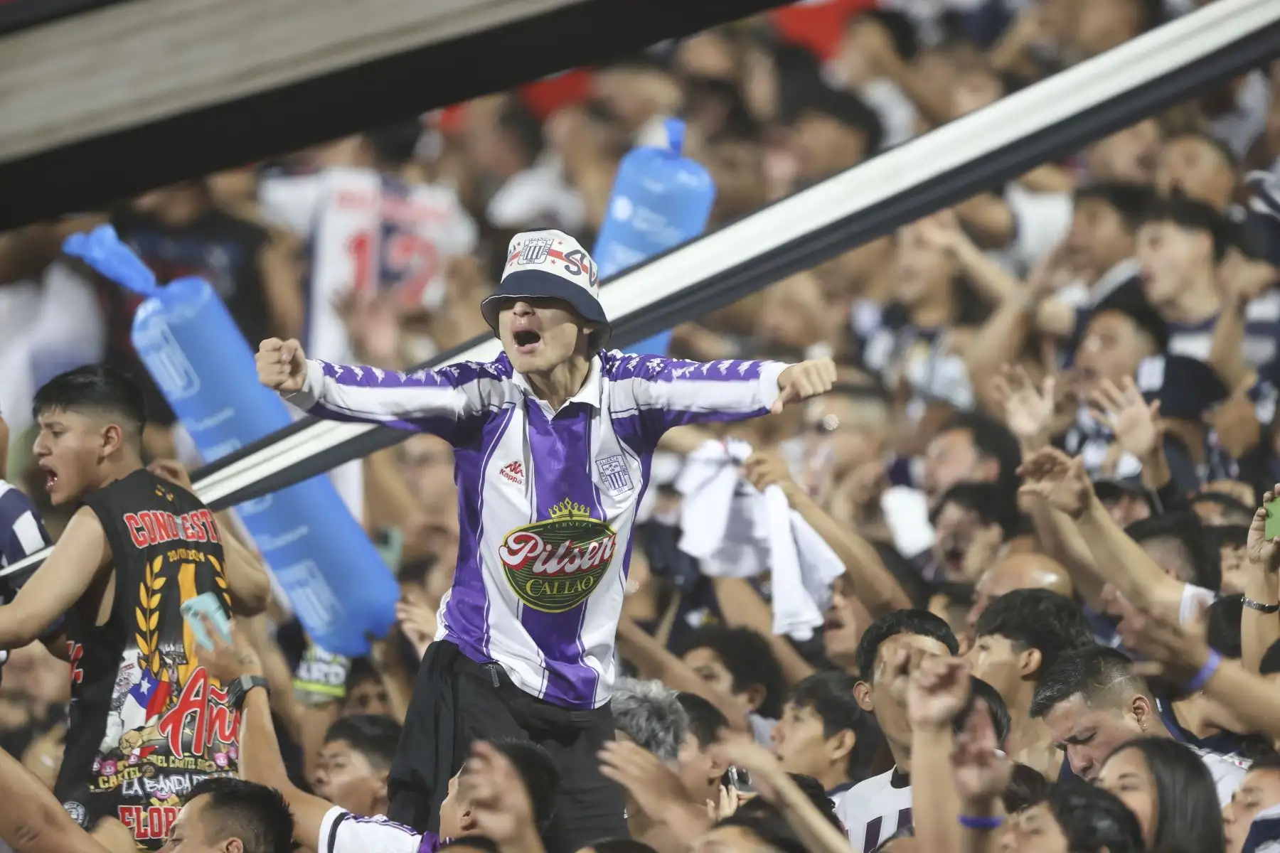 Hinchas de Alianza Lima asisten masivamente al estadio Alejandro Villanueva de La Victoria para alentar a su equipo momentos previos a disputarse el tradicional "Clásico" contra Universitario, por la fecha 9 del Torneo Clausura 2026 de la Liga 1, el sábado 12 de setiembre. Foto: ANDINA/Jhonel Rodríguez