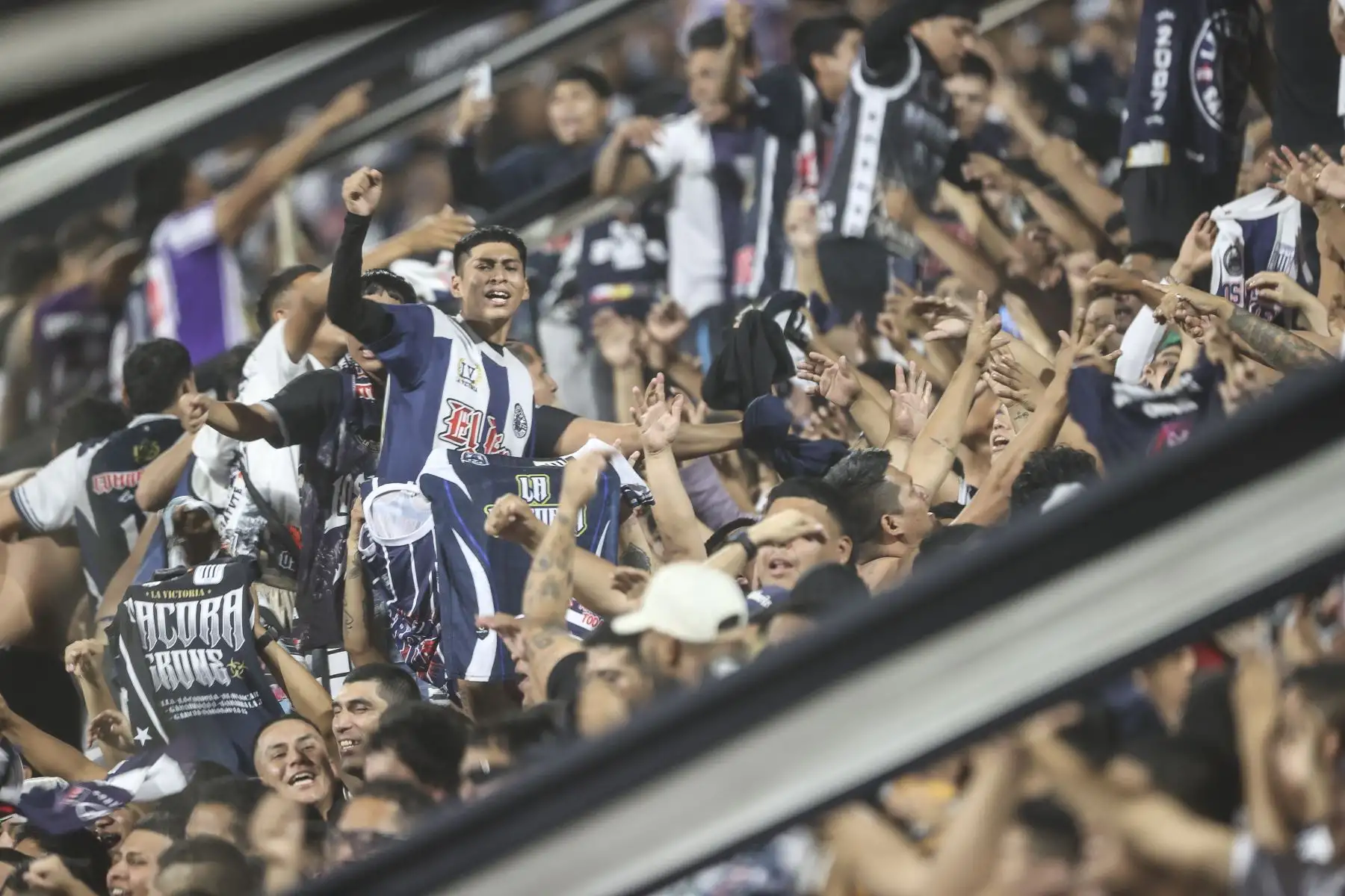 Hinchas de Alianza Lima asisten masivamente al estadio Alejandro Villanueva de La Victoria para alentar a su equipo momentos previos a disputarse el tradicional "Clásico" contra Universitario, por la fecha 9 del Torneo Clausura 2026 de la Liga 1, el sábado 12 de setiembre. Foto: ANDINA/Jhonel Rodríguez