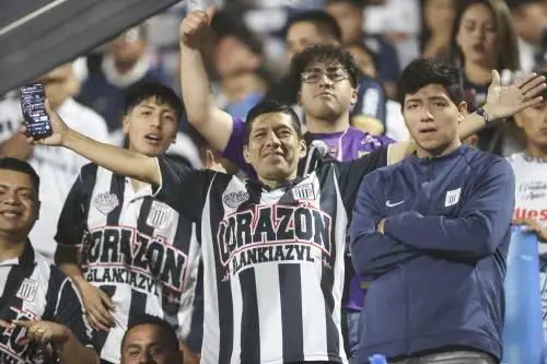 Alianza Lima VS "U": hinchas blanquiazules alientan a su equipo a previas del "Clásico"