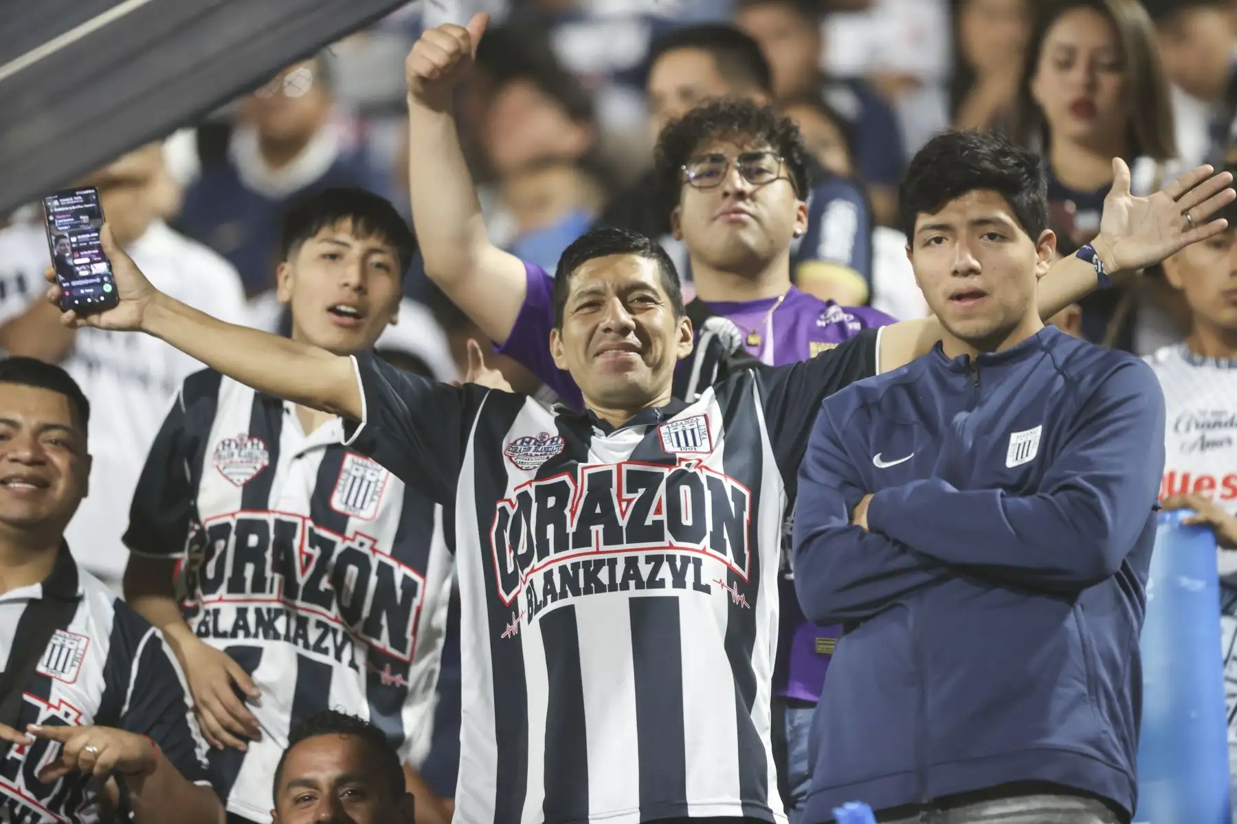 Hinchas de Alianza Lima asisten masivamente al estadio Alejandro Villanueva de La Victoria para alentar a su equipo momentos previos a disputarse el tradicional "Clásico" contra Universitario, por la fecha 9 del Torneo Clausura 2026 de la Liga 1, el sábado 12 de setiembre. Foto: ANDINA/Jhonel Rodríguez