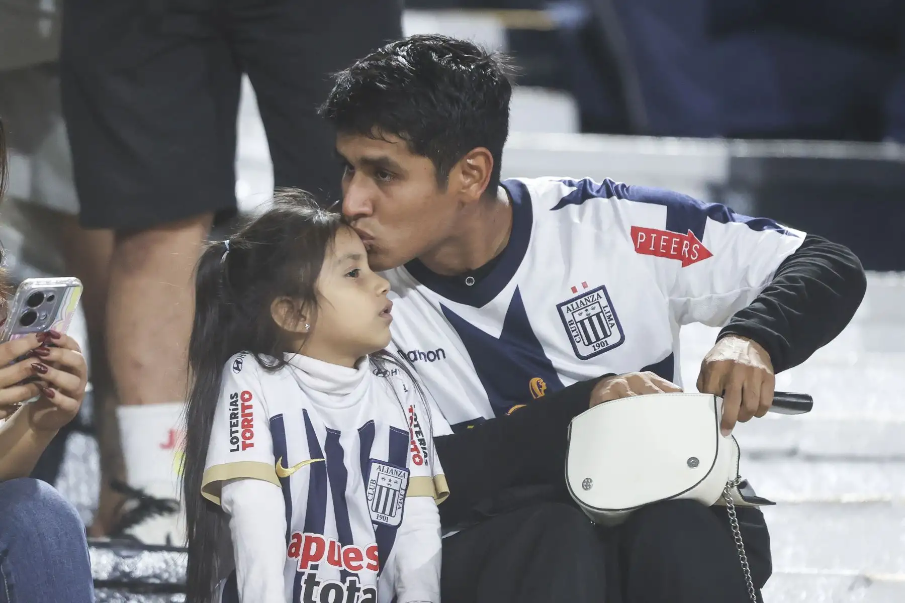 Hinchas de Alianza Lima asisten masivamente al estadio Alejandro Villanueva de La Victoria para alentar a su equipo momentos previos a disputarse el tradicional "Clásico" contra Universitario, por la fecha 9 del Torneo Clausura 2026 de la Liga 1, el sábado 12 de setiembre. Foto: ANDINA/Jhonel Rodríguez