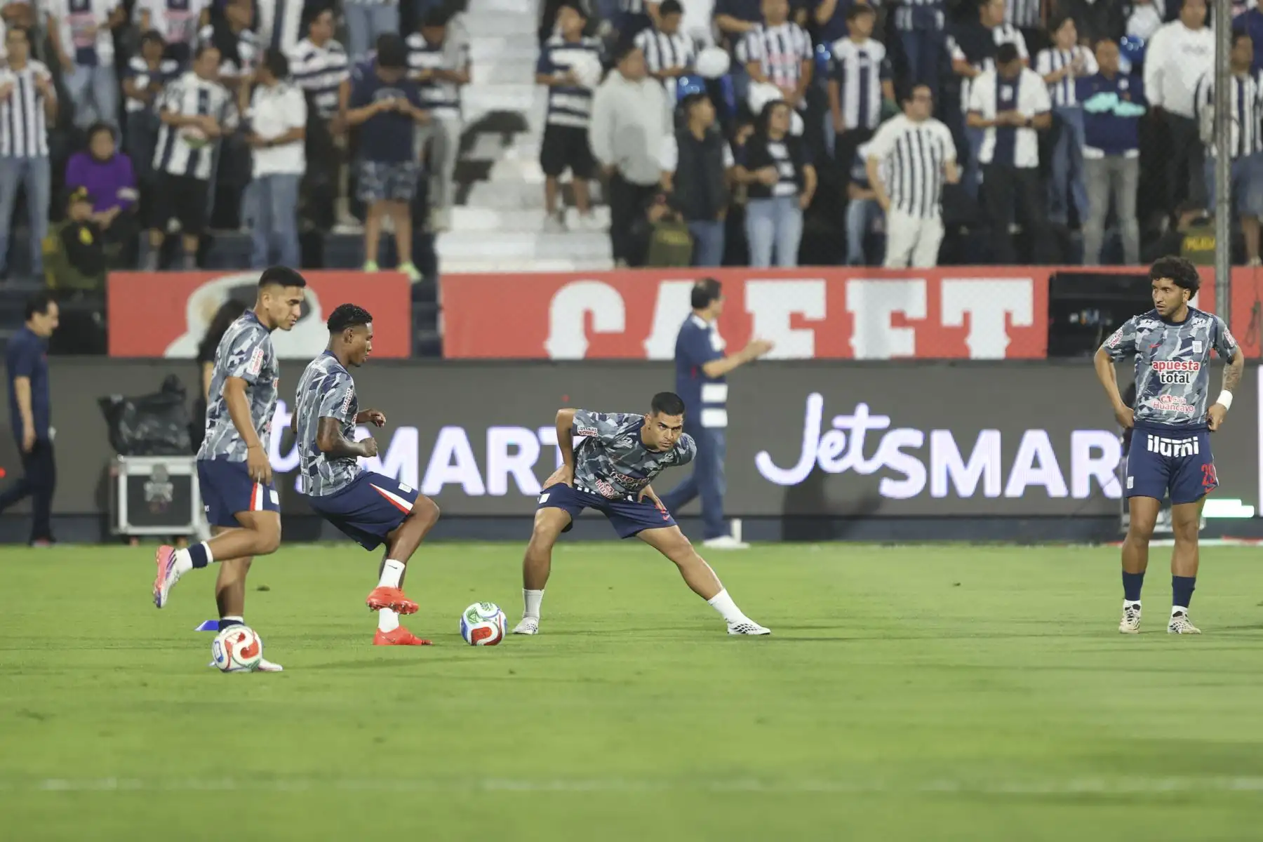 Hinchas de Alianza Lima asisten masivamente al estadio Alejandro Villanueva de La Victoria para alentar a su equipo momentos previos a disputarse el tradicional "Clásico" contra Universitario, por la fecha 9 del Torneo Clausura 2026 de la Liga 1, el sábado 12 de setiembre. Foto: ANDINA/Jhonel Rodríguez