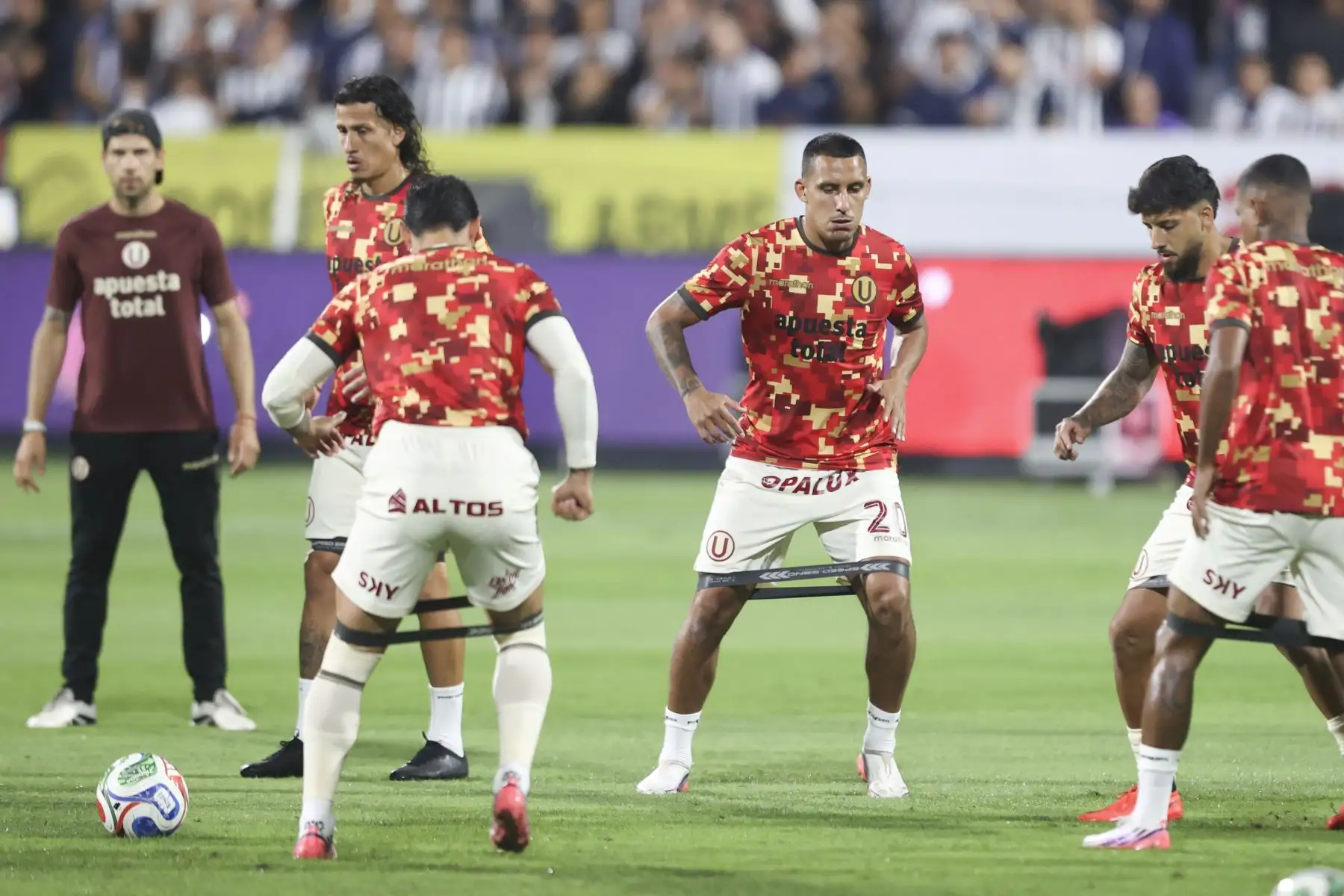 Hinchas de Alianza Lima asisten masivamente al estadio Alejandro Villanueva de La Victoria para alentar a su equipo momentos previos a disputarse el tradicional "Clásico" contra Universitario, por la fecha 9 del Torneo Clausura 2026 de la Liga 1, el sábado 12 de setiembre. Foto: ANDINA/Jhonel Rodríguez